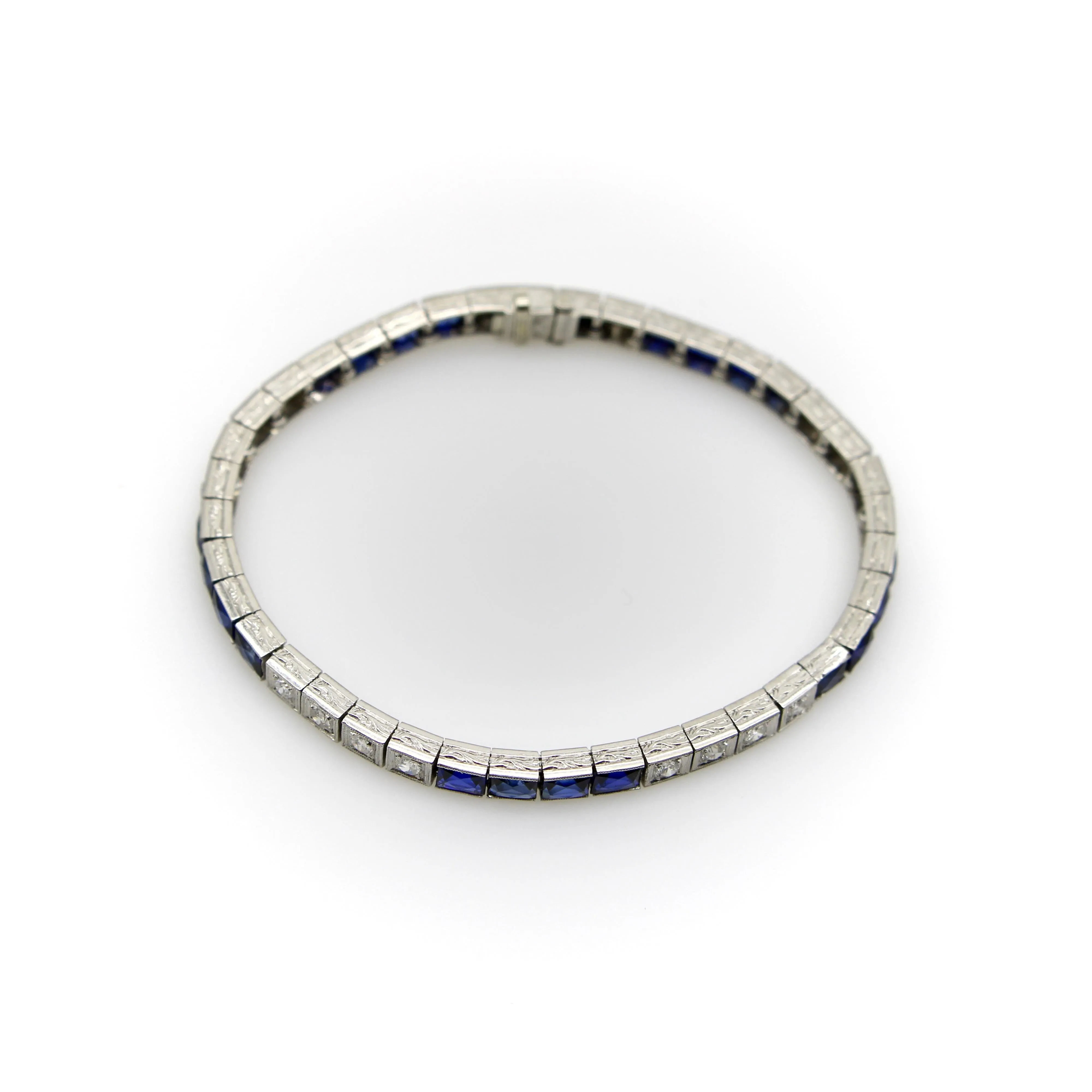 Art déco - Bracelet ligne en platine, diamants et saphirs sold by 58 Facettes product image thumbnail 3