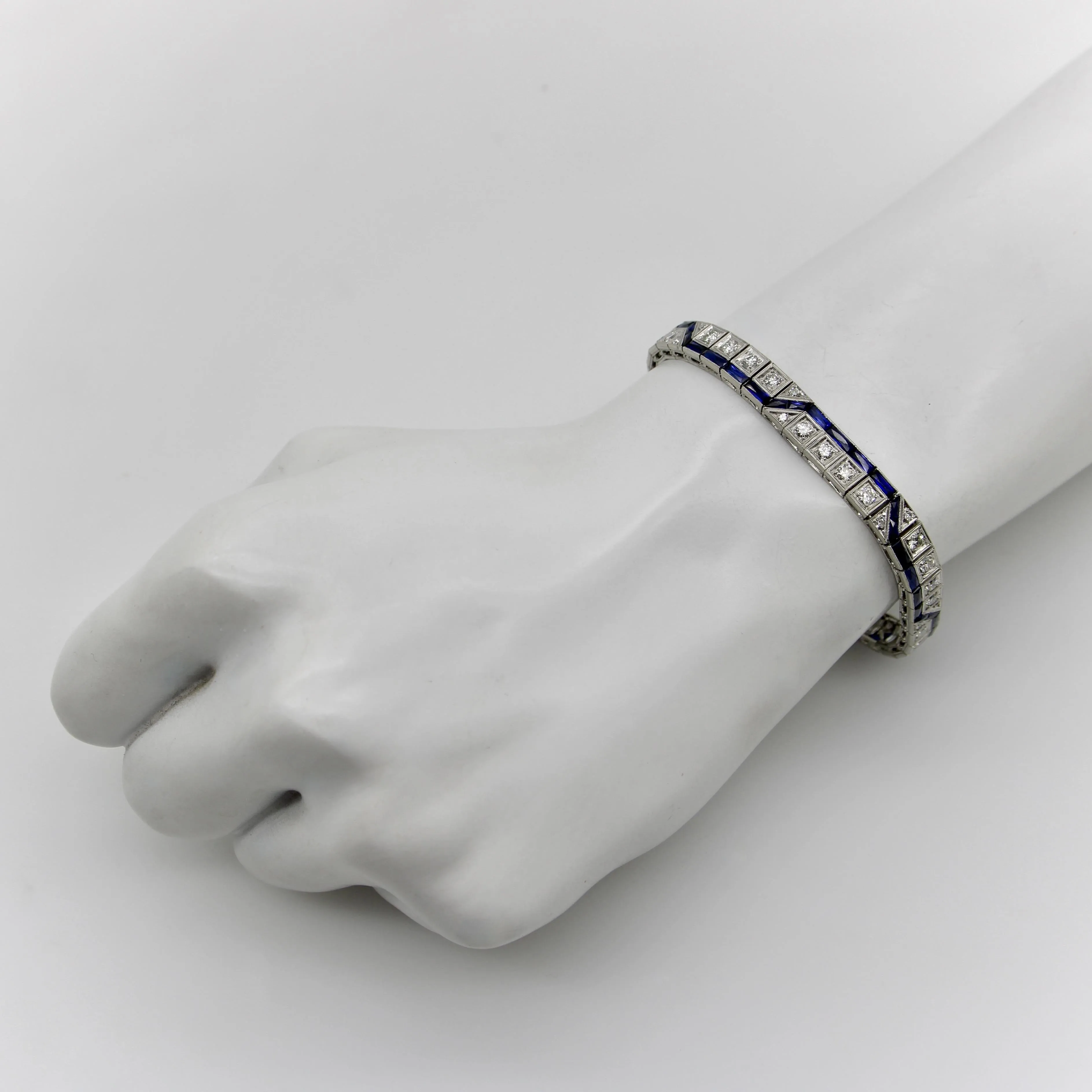 Art déco - Bracelet ligne zigzag en platine, diamants et saphirs sold by 58 Facettes product image thumbnail 2