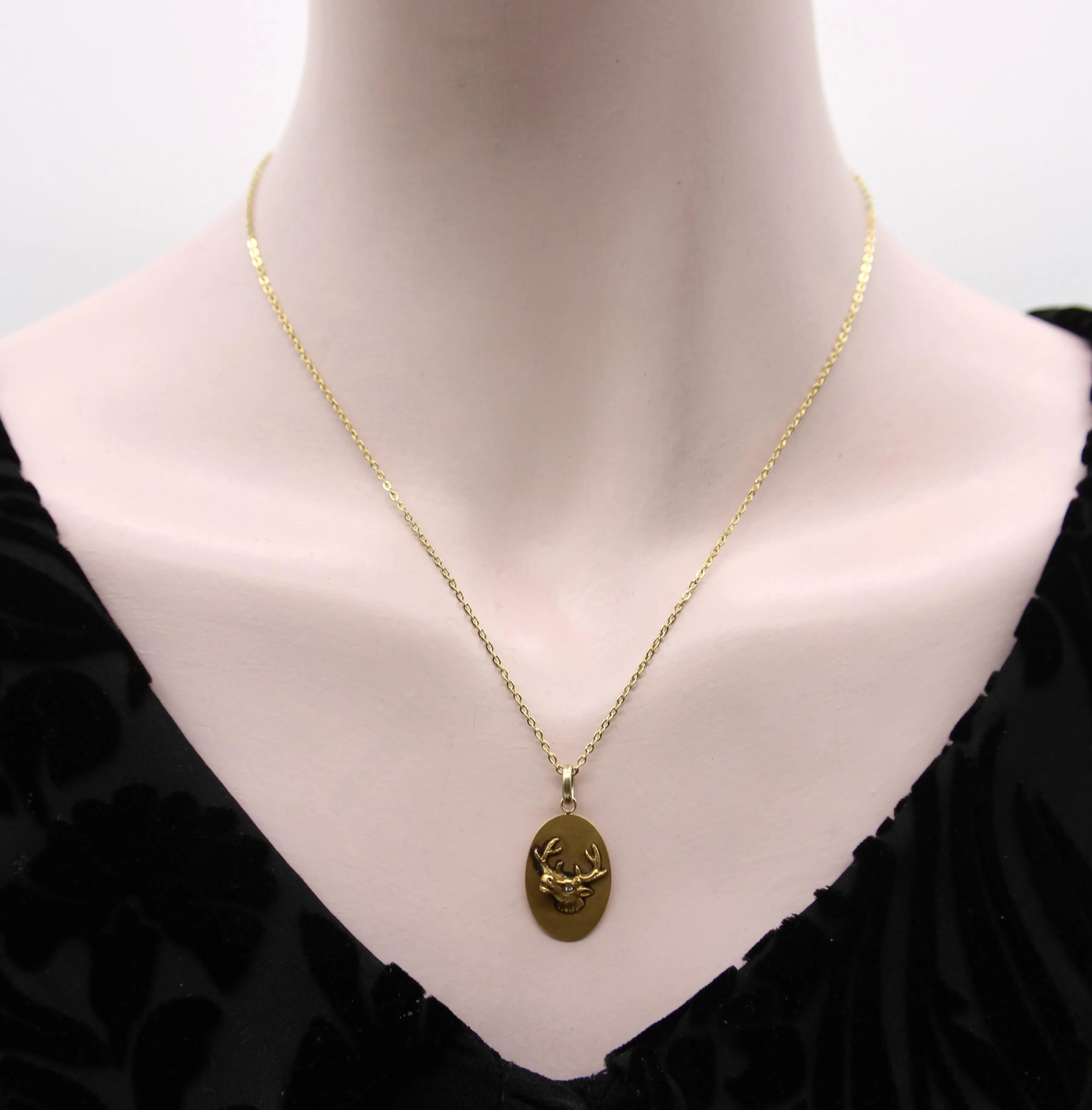 Pendentif médaillon victorien tête d’élan en or 10K et diamant sold by 58 Facettes product image thumbnail 2