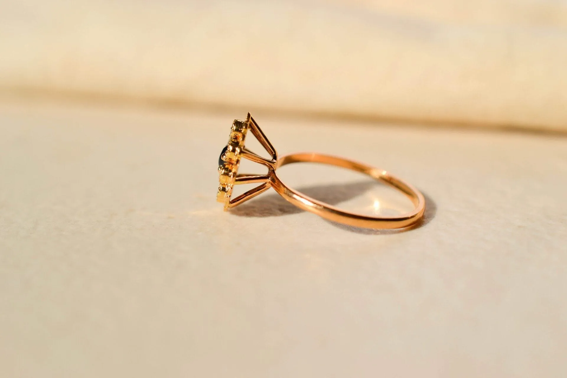Bague marguerite plateau en or jaune 18 carats, saphir et diamants sold by 58 Facettes product image thumbnail 4