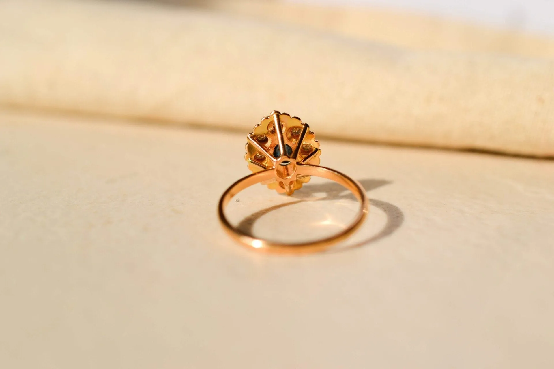 Bague marguerite plateau en or jaune 18 carats, saphir et diamants sold by 58 Facettes product image thumbnail 5