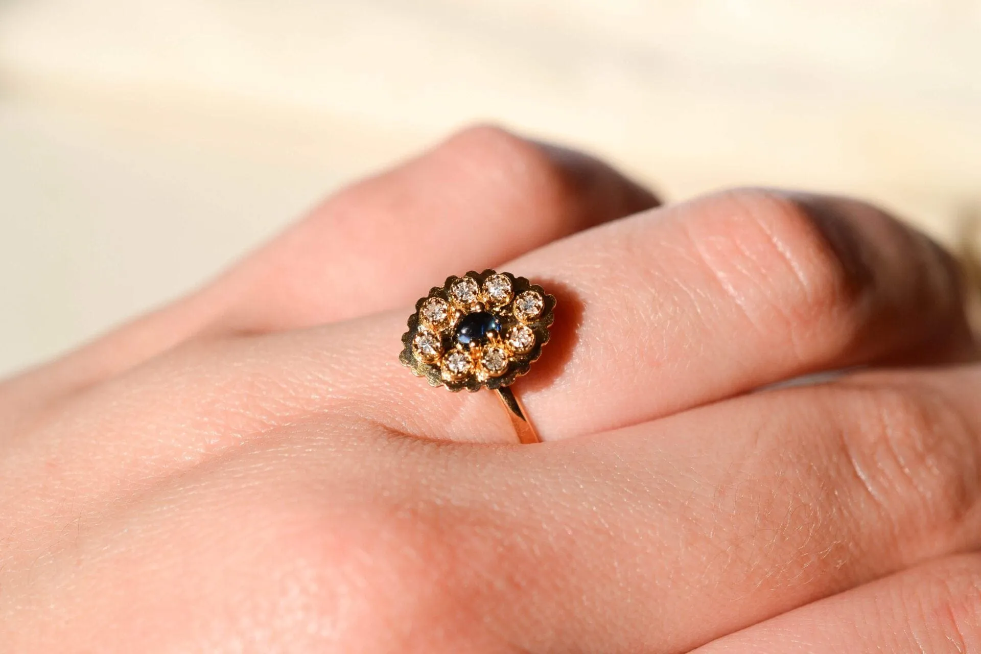 Bague marguerite plateau en or jaune 18 carats, saphir et diamants sold by 58 Facettes product image thumbnail 2
