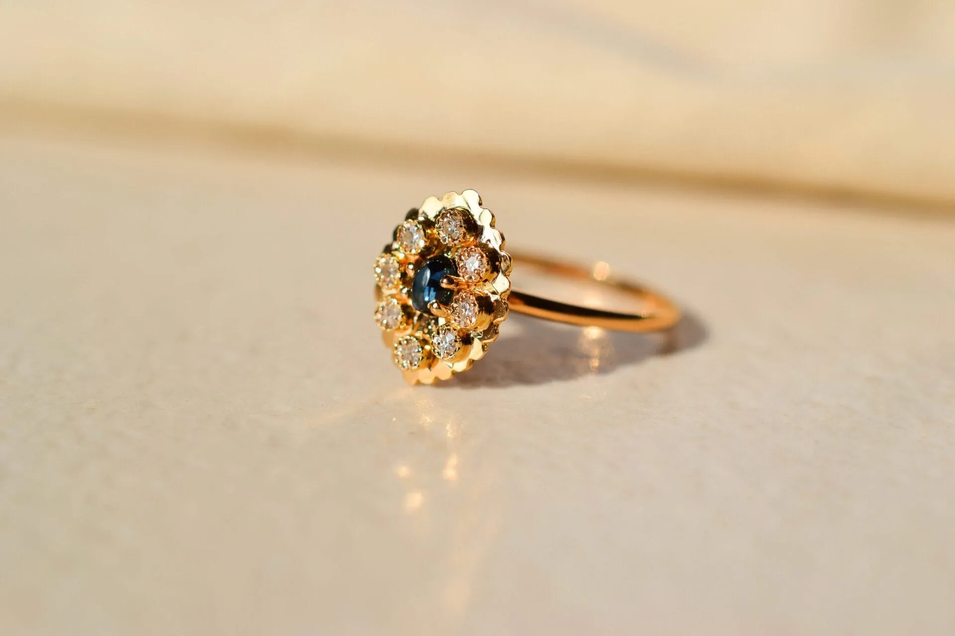 Bague marguerite plateau en or jaune 18 carats, saphir et diamants sold by 58 Facettes product image thumbnail 3