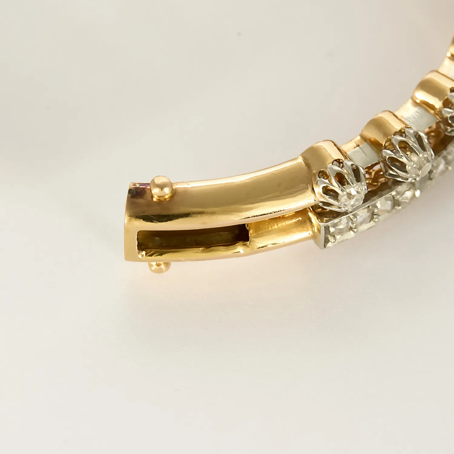 Bracelet jonc ouvrant en or rose et or gris, diamants. Style Napoléon III. sold by 58 Facettes product image thumbnail 5