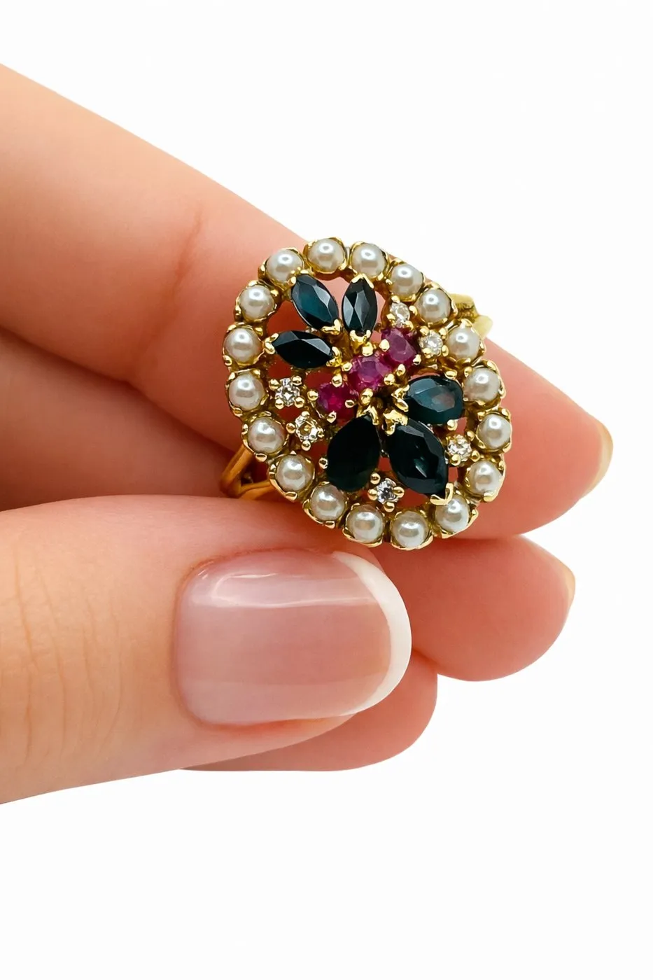 Bague vintage ovale en or jaune 14K avec rubis, saphirs, perles et diamants sold by 58 Facettes product image thumbnail 4