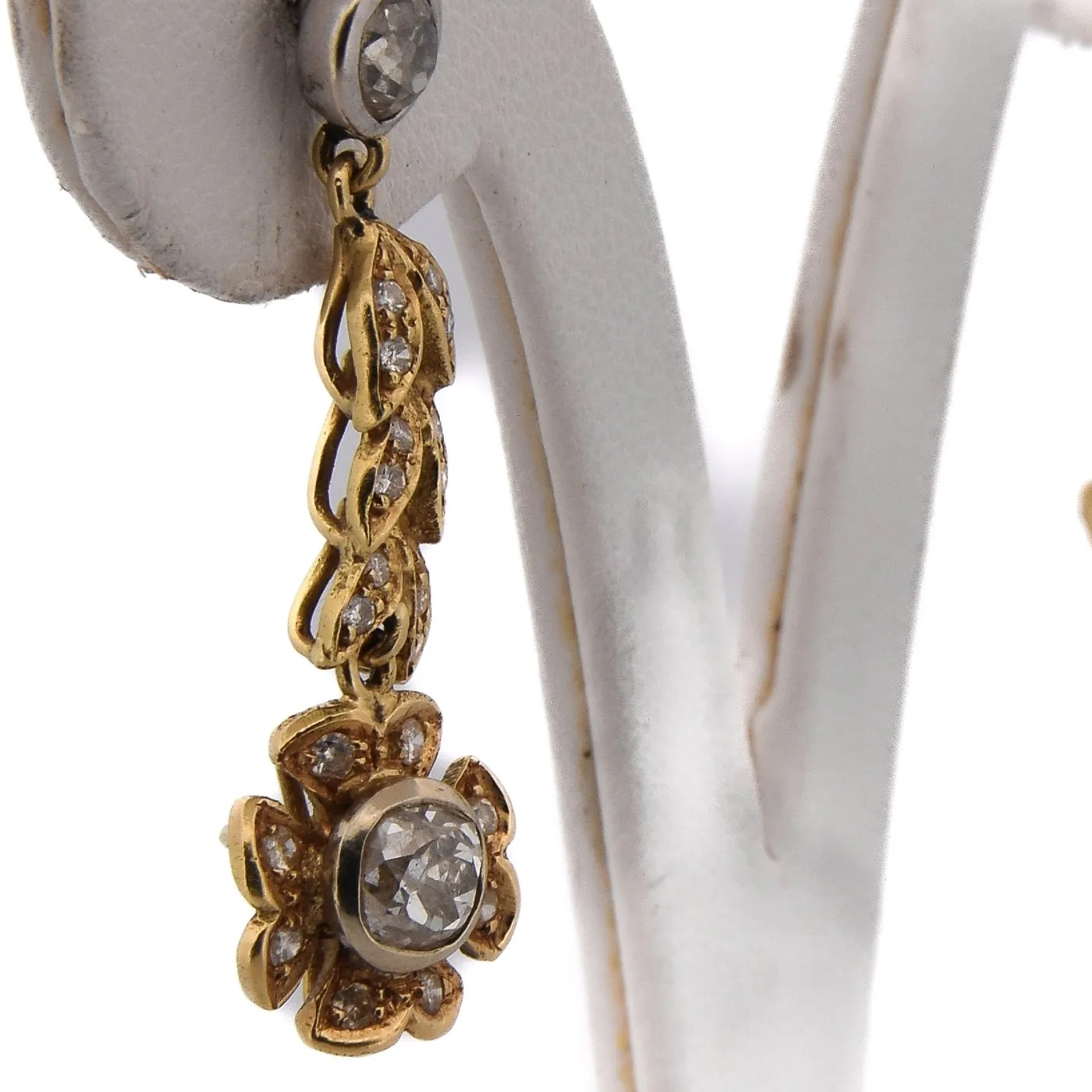 Boucles d’oreilles pendantes vintage en or jaune 18 ct et diamants sold by 58 Facettes product image thumbnail 5