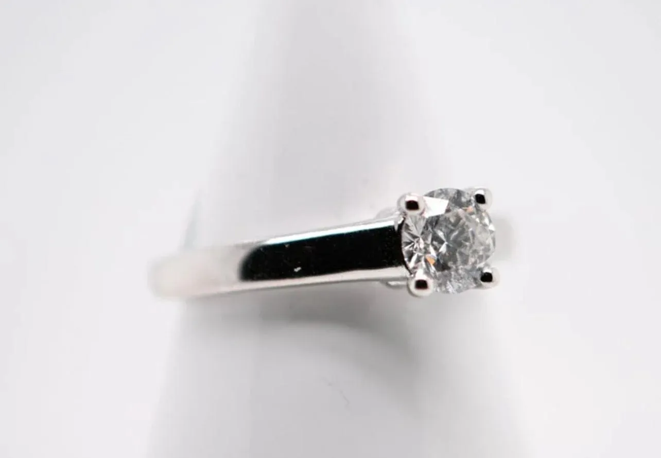 Bague solitaire en or blanc 18 carats avec diamant 0,750 ct sold by 58 Facettes product image thumbnail 4