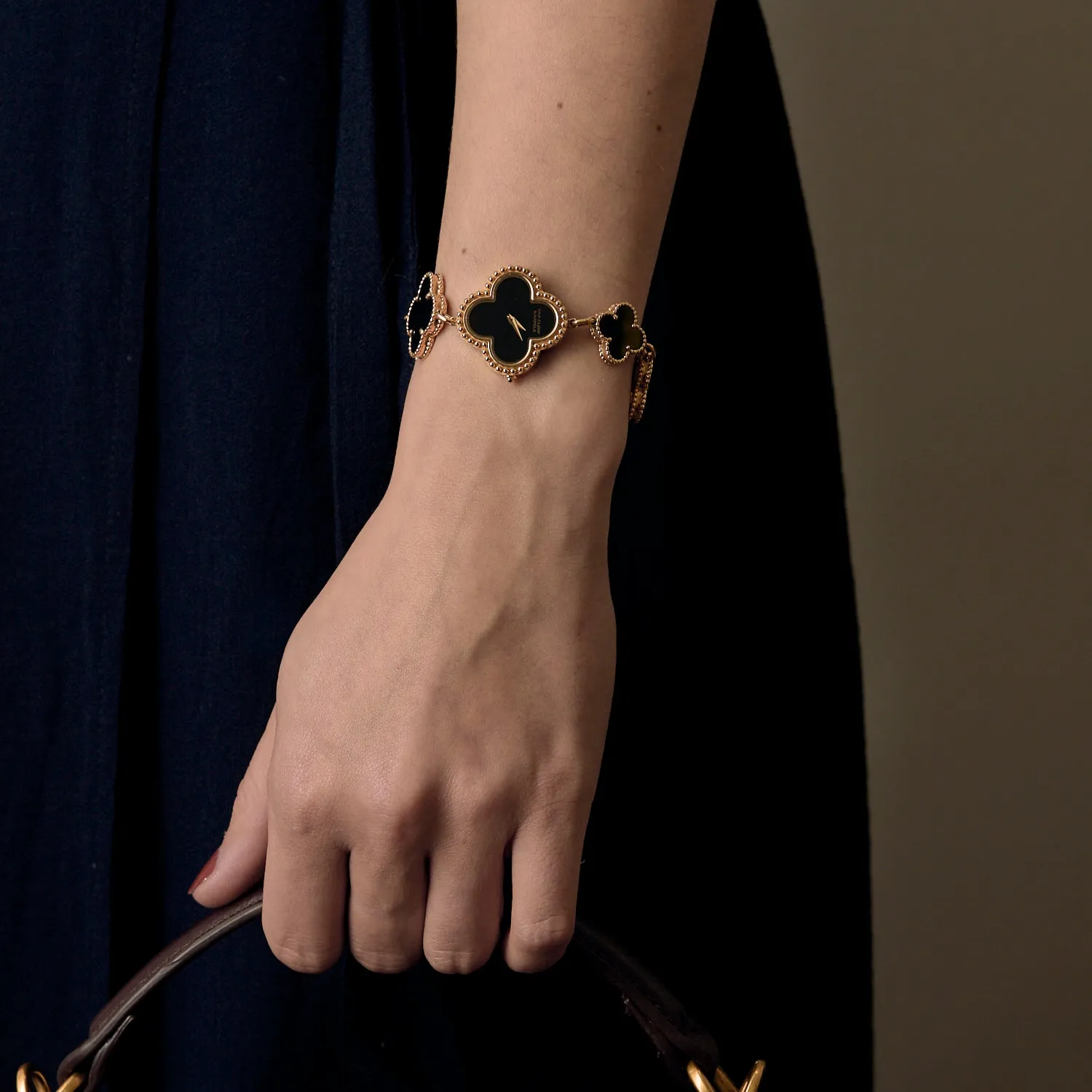 VAN CLEEF & ARPELS - Alhambra - Montre bracelet de dame en or jaune et onyx sold by 58 Facettes product image thumbnail 2