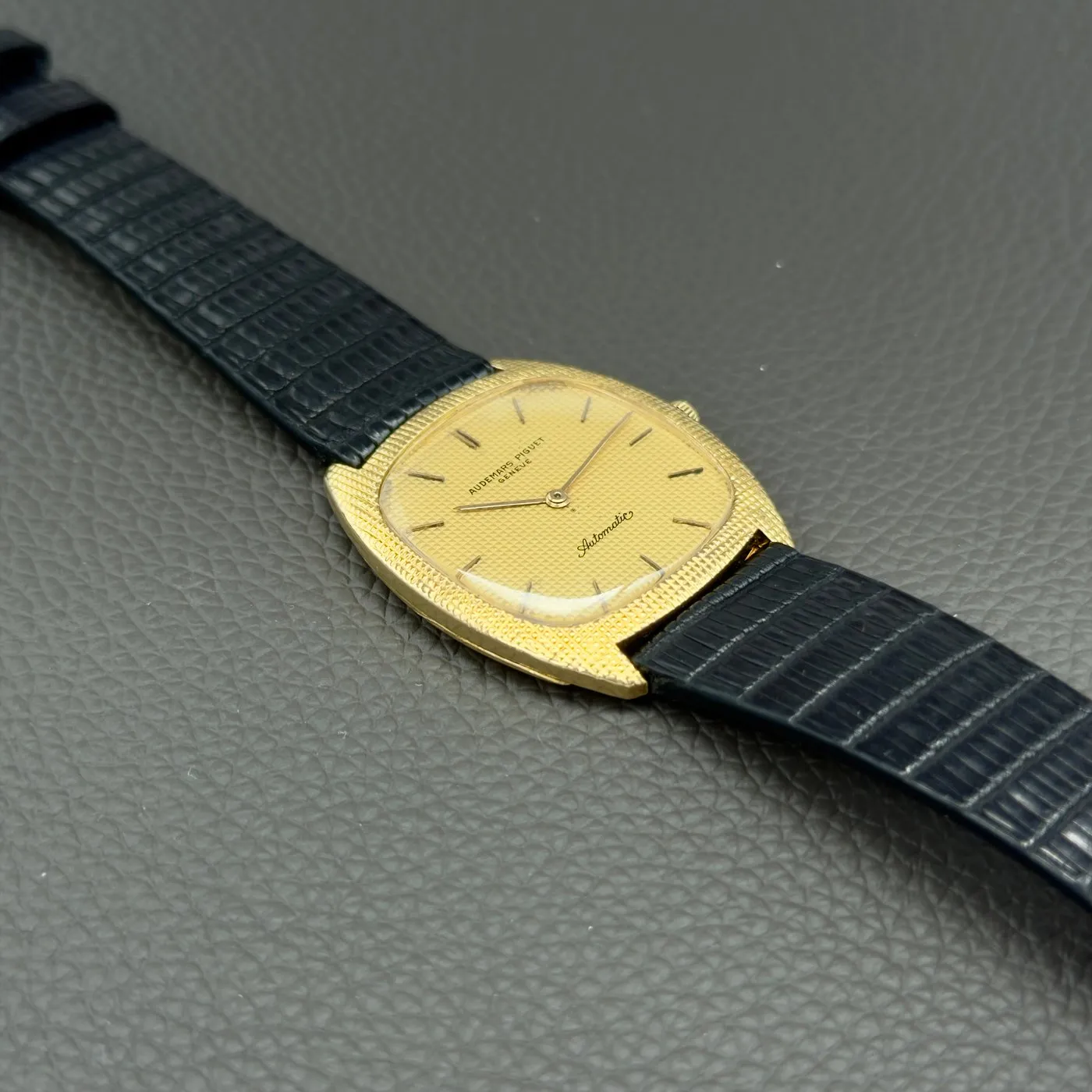 Audemars Piguet Tonneau 5279 - Montre en or jaune 18k Clou de Paris sold by 58 Facettes product image thumbnail 4