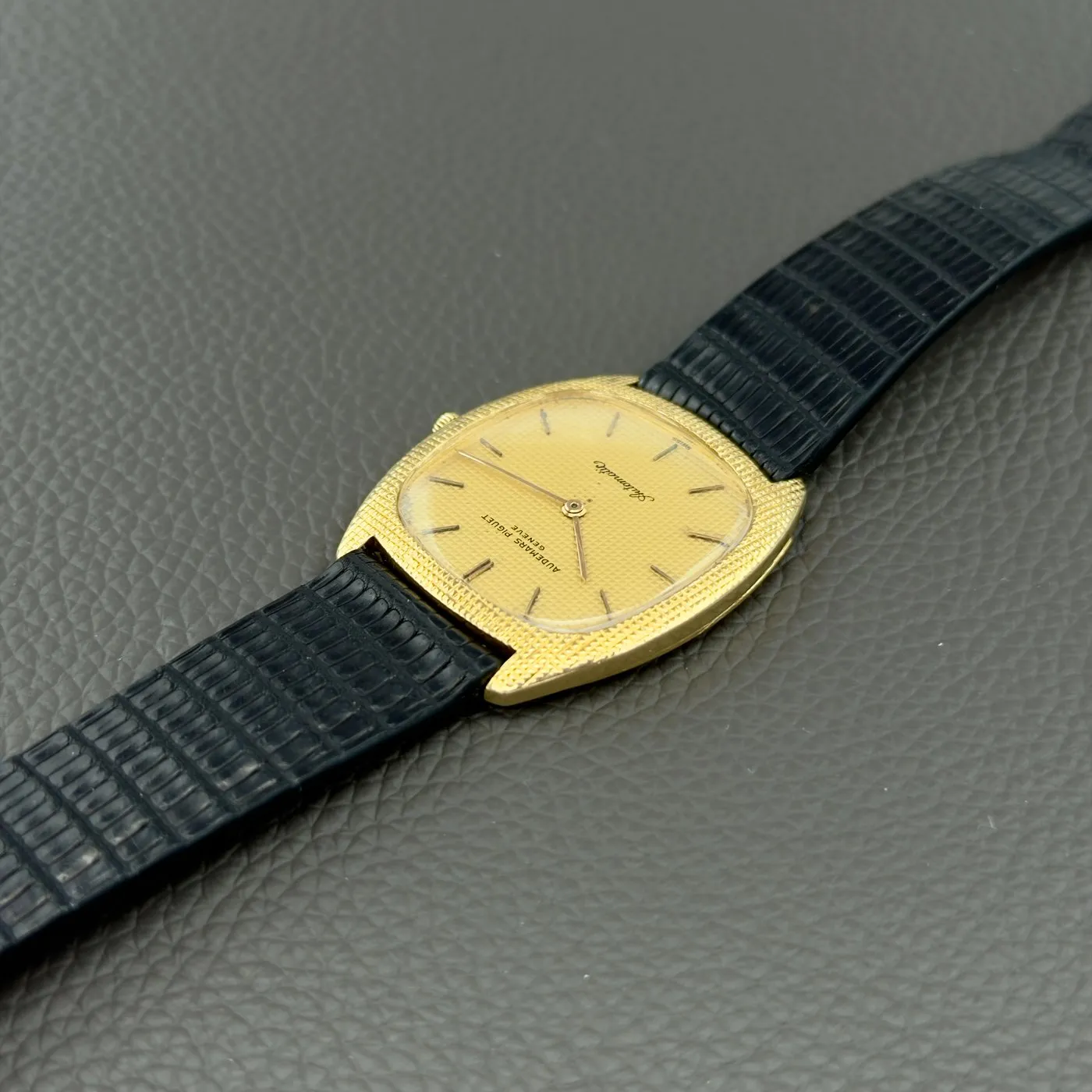 Audemars Piguet Tonneau 5279 - Montre en or jaune 18k Clou de Paris sold by 58 Facettes product image thumbnail 5
