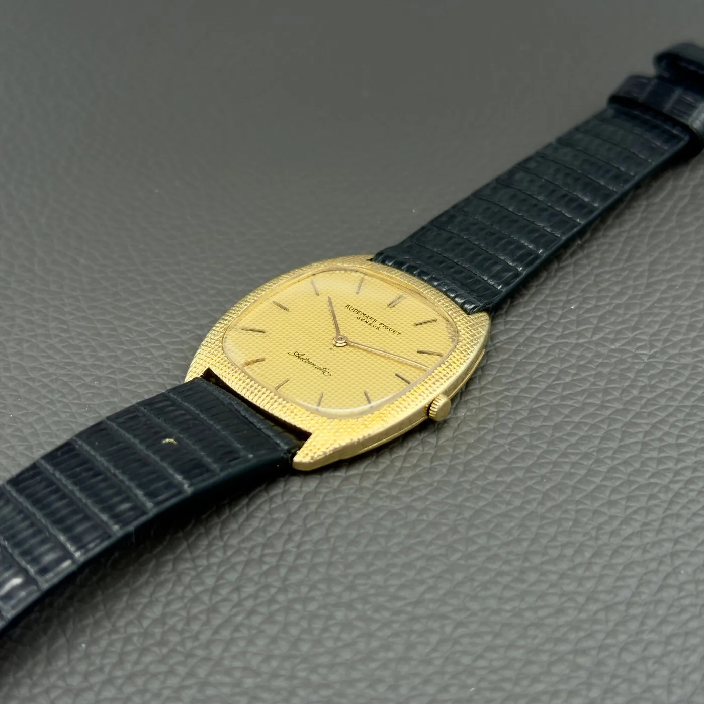 Audemars Piguet Tonneau 5279 - Montre en or jaune 18k Clou de Paris sold by 58 Facettes product image thumbnail 3