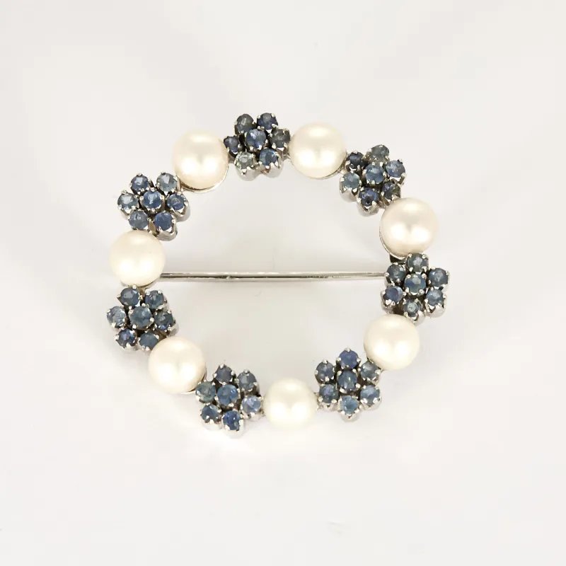 Broche Couronne en or gris, saphirs et perles de culture blanches made by 58 Facettes