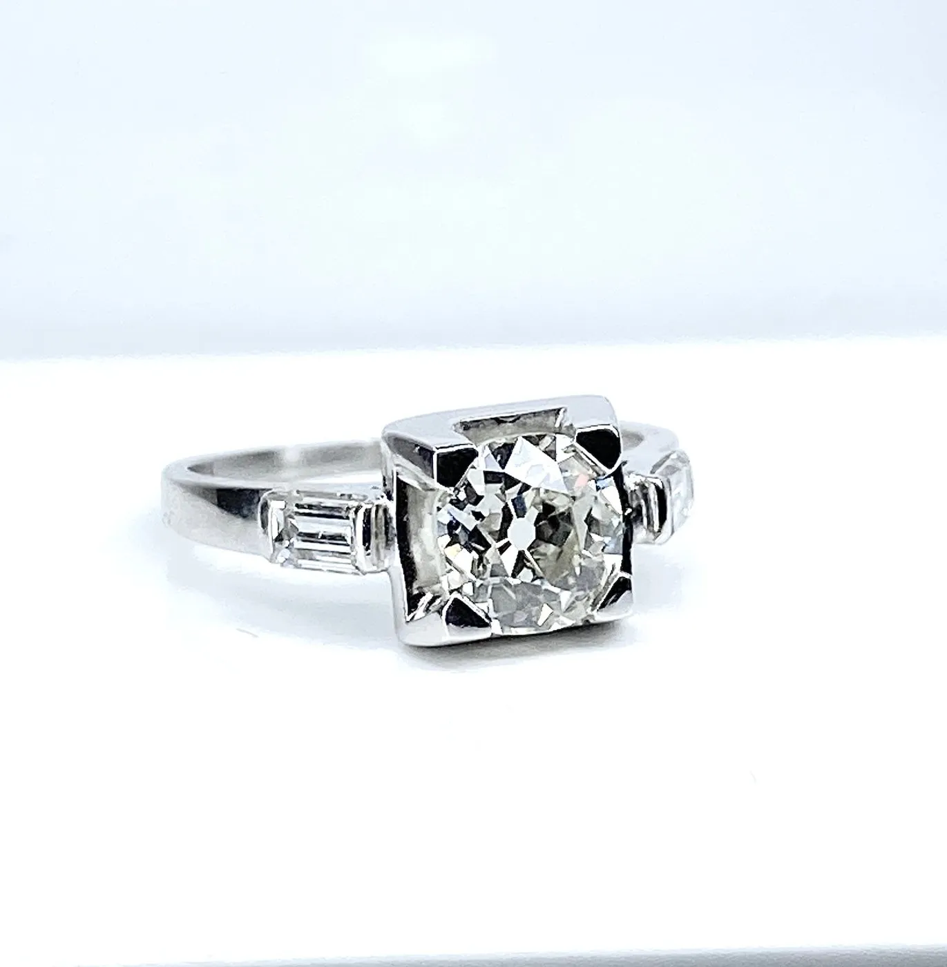 Bague ancienne en or blanc et platine avec diamants sold by 58 Facettes product image thumbnail 5