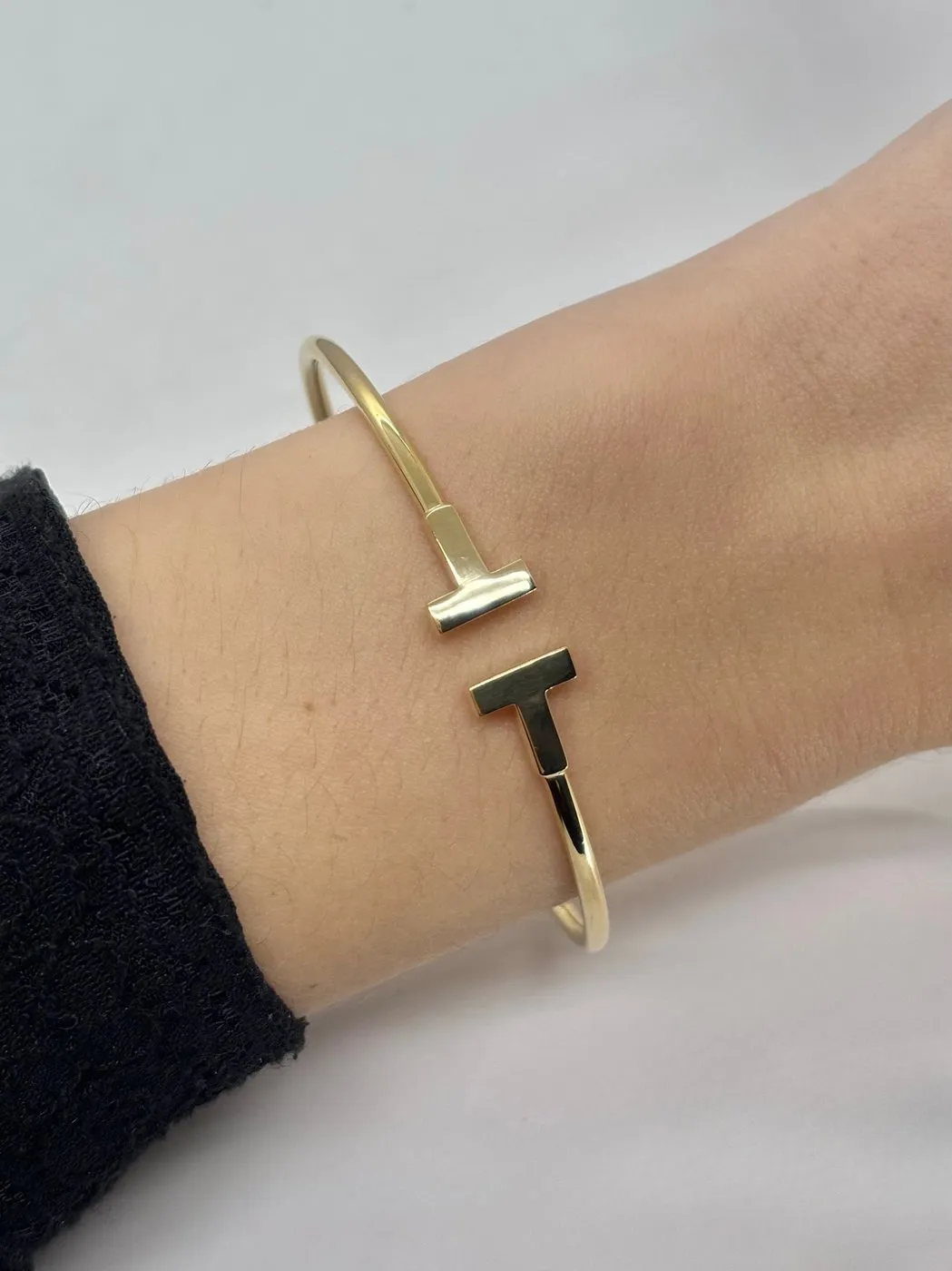 Tiffany & Co Tiffany T Wire - Bracelet en or jaune 18K sold by 58 Facettes product image thumbnail 2