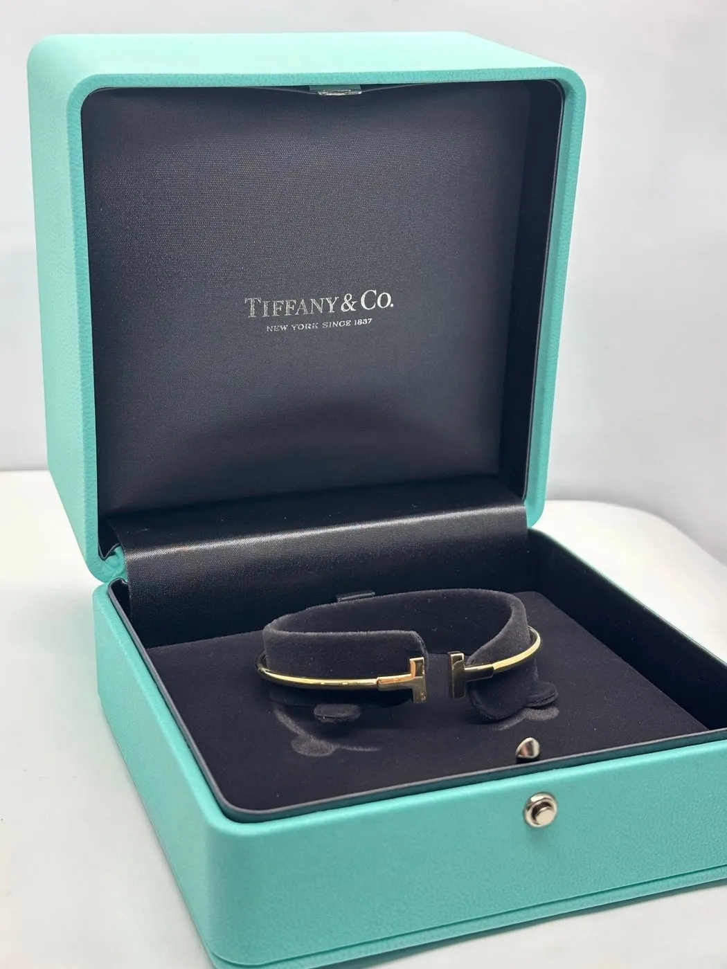 Tiffany & Co Tiffany T Wire - Bracelet en or jaune 18K sold by 58 Facettes product image thumbnail 5