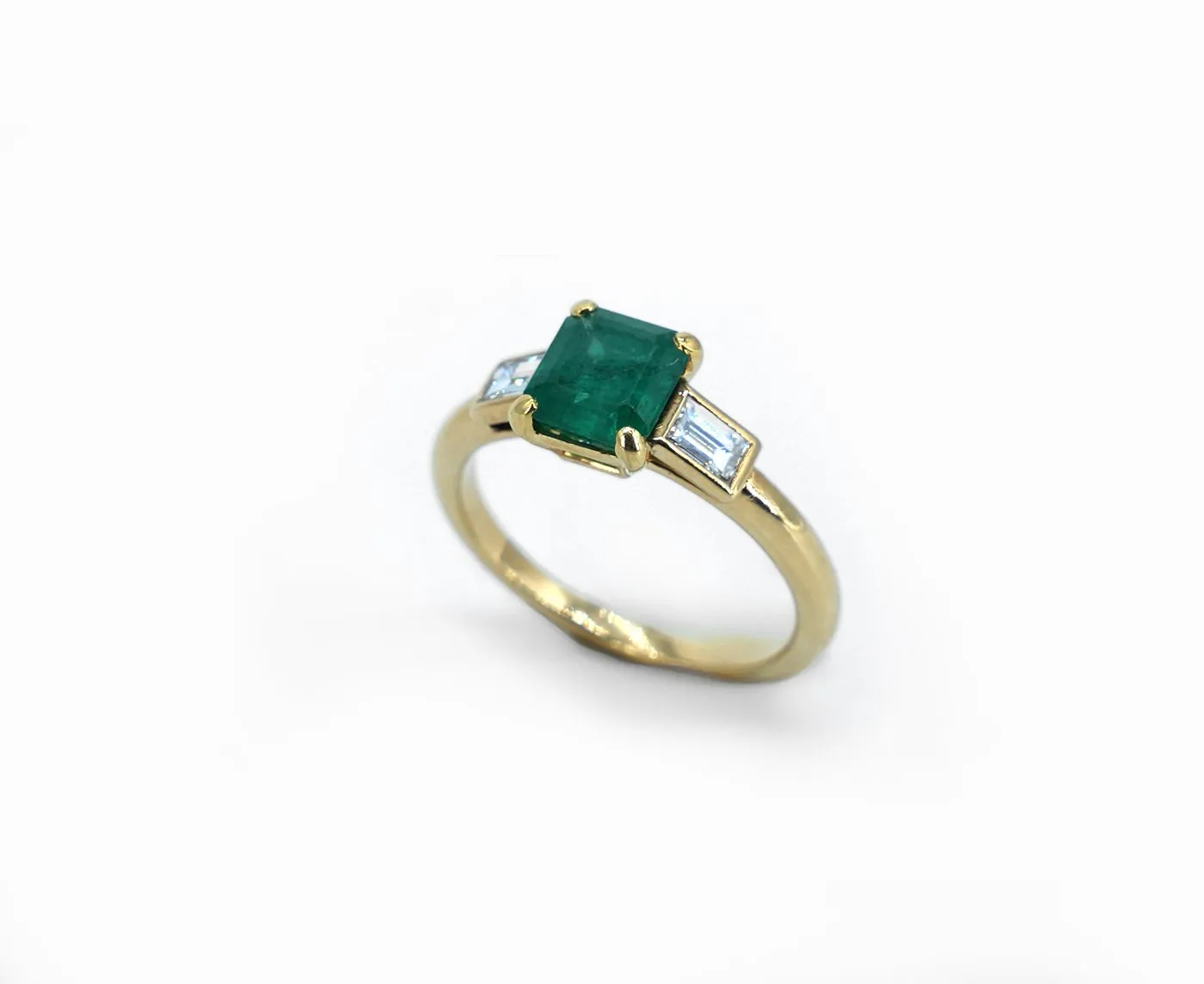 Solitaire - Bague en or jaune 18 carats, émeraude et diamants baguette sold by 58 Facettes product image thumbnail 2
