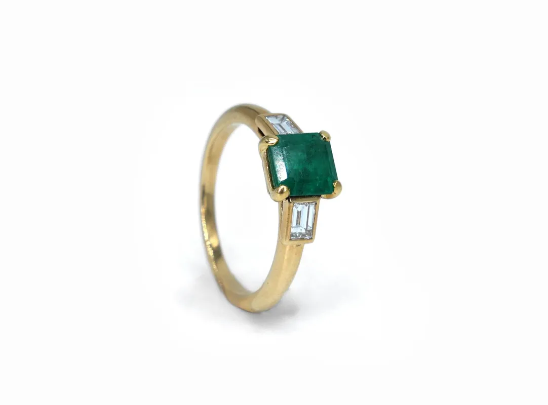 Solitaire - Bague en or jaune 18 carats, émeraude et diamants baguette made by 58 Facettes