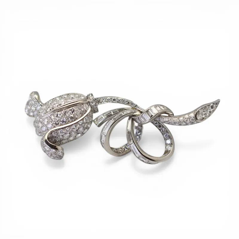 Broche tulipe en platine et diamants made by 58 Facettes