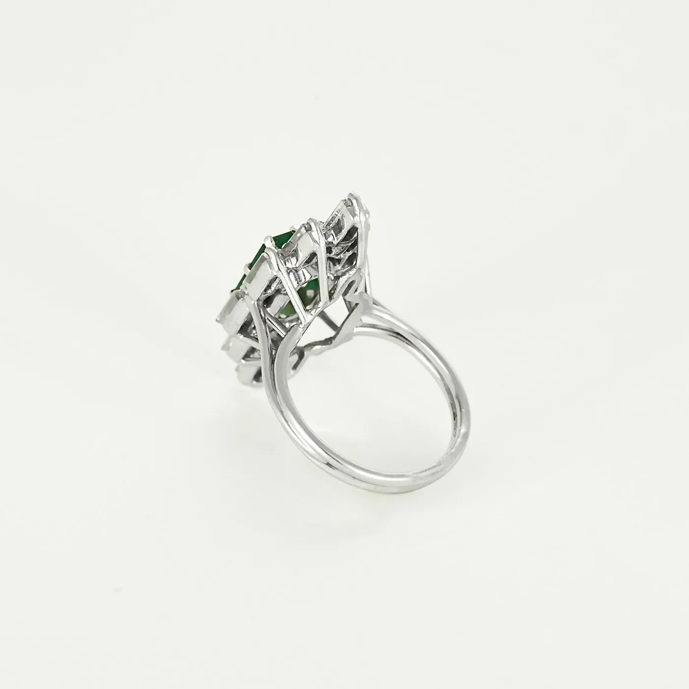 Bague graphique en platine et or gris, émeraude rectangulaire et diamants baguette sold by 58 Facettes product image thumbnail 5