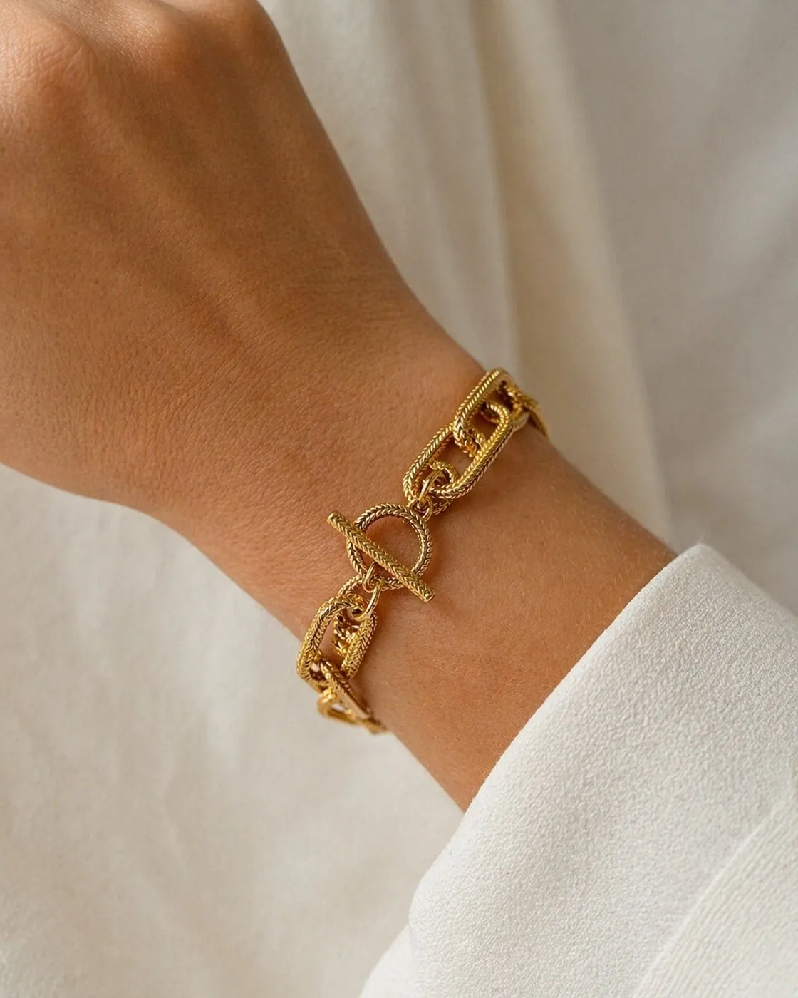 Bracelet chaîne en or jaune 18 carats avec fermoir toggle sold by 58 Facettes product image thumbnail 2