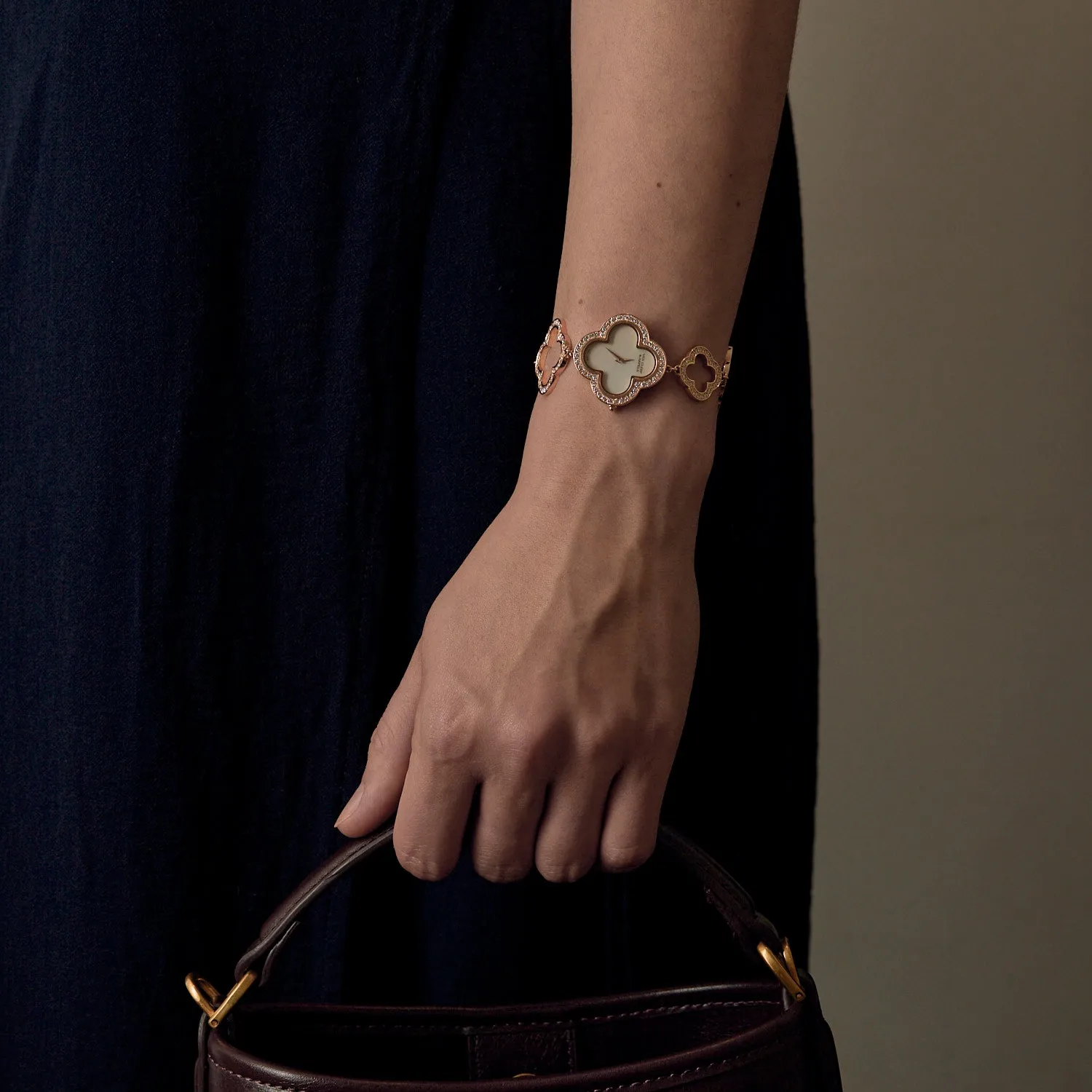 Montre Van Cleef & Arpels Alhambra or rose, nacre et diamants sold by 58 Facettes product image thumbnail 2