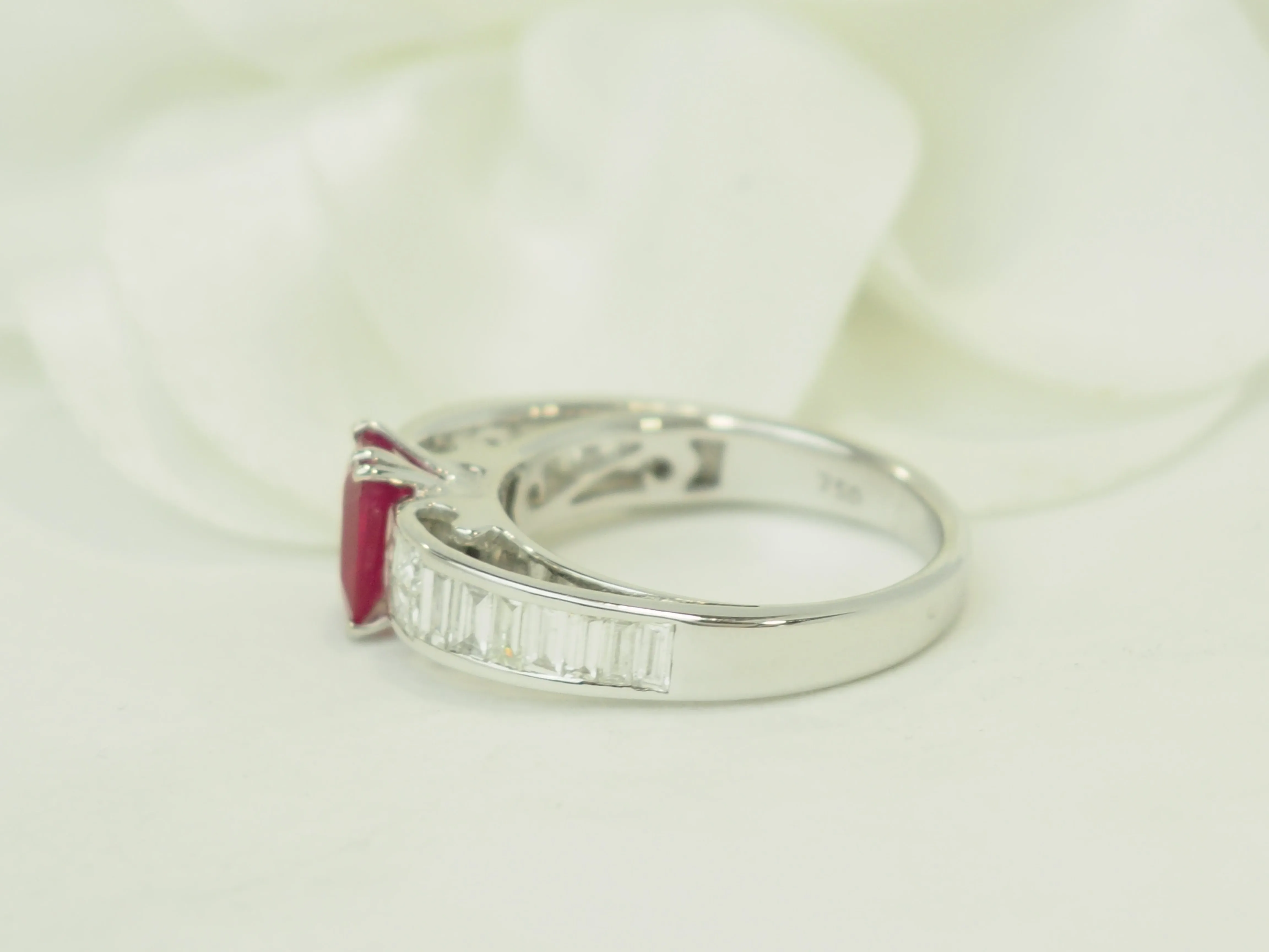 Bague en or blanc 18 carats avec rubis 1,30 ct et diamants 0,74 ct sold by 58 Facettes product image thumbnail 4