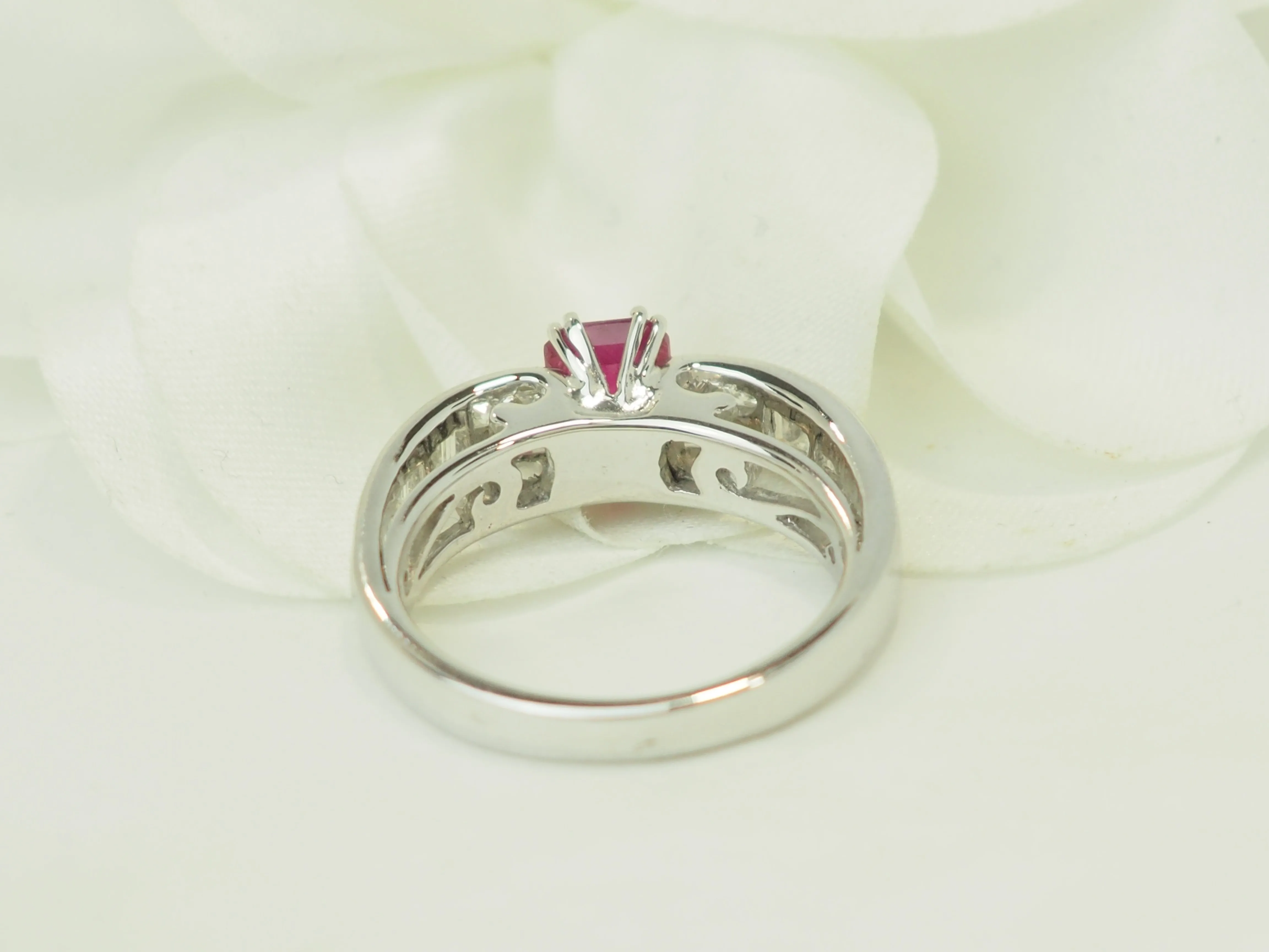Bague en or blanc 18 carats avec rubis 1,30 ct et diamants 0,74 ct sold by 58 Facettes product image thumbnail 5
