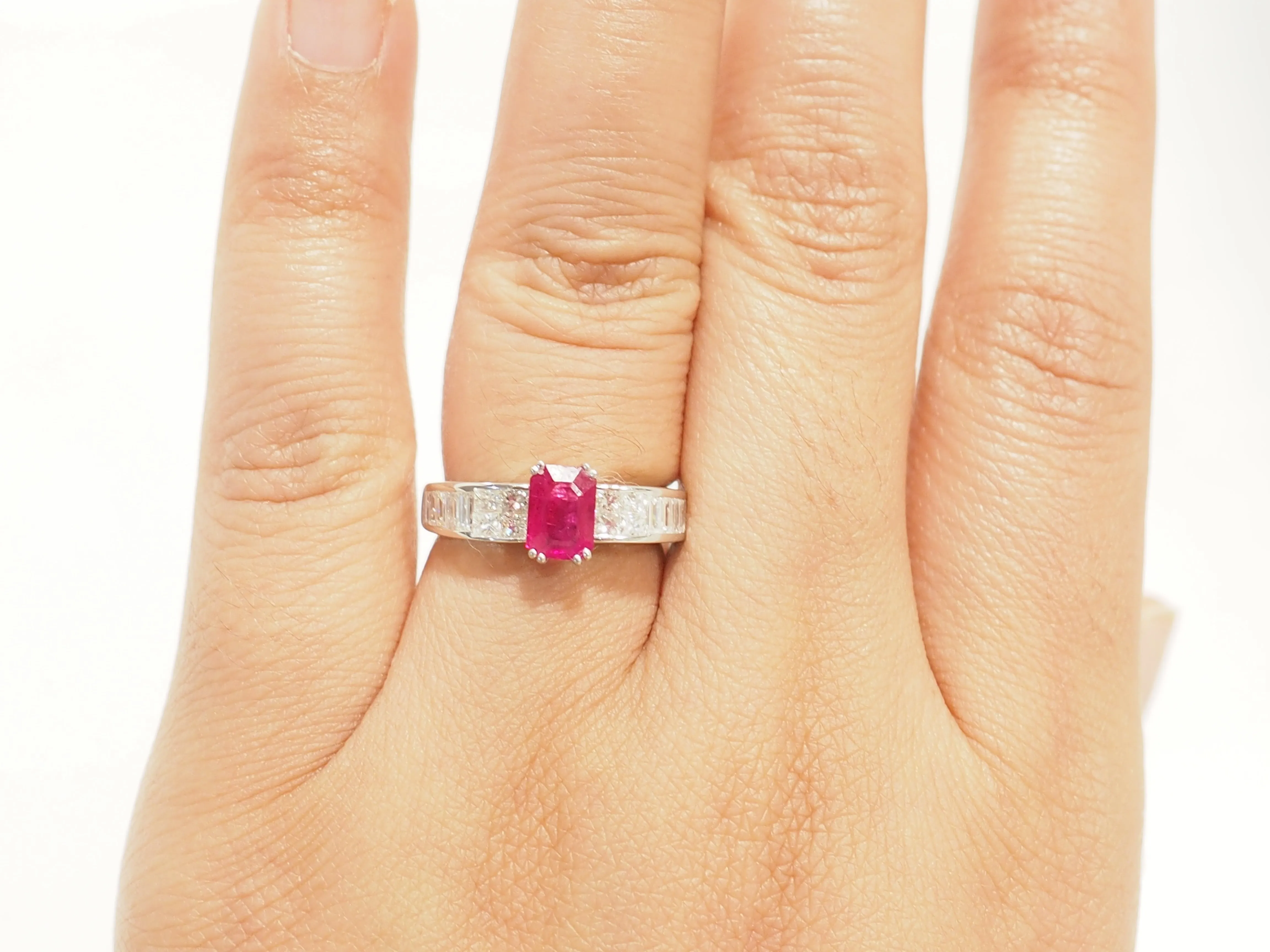 Bague en or blanc 18 carats avec rubis 1,30 ct et diamants 0,74 ct sold by 58 Facettes product image thumbnail 2