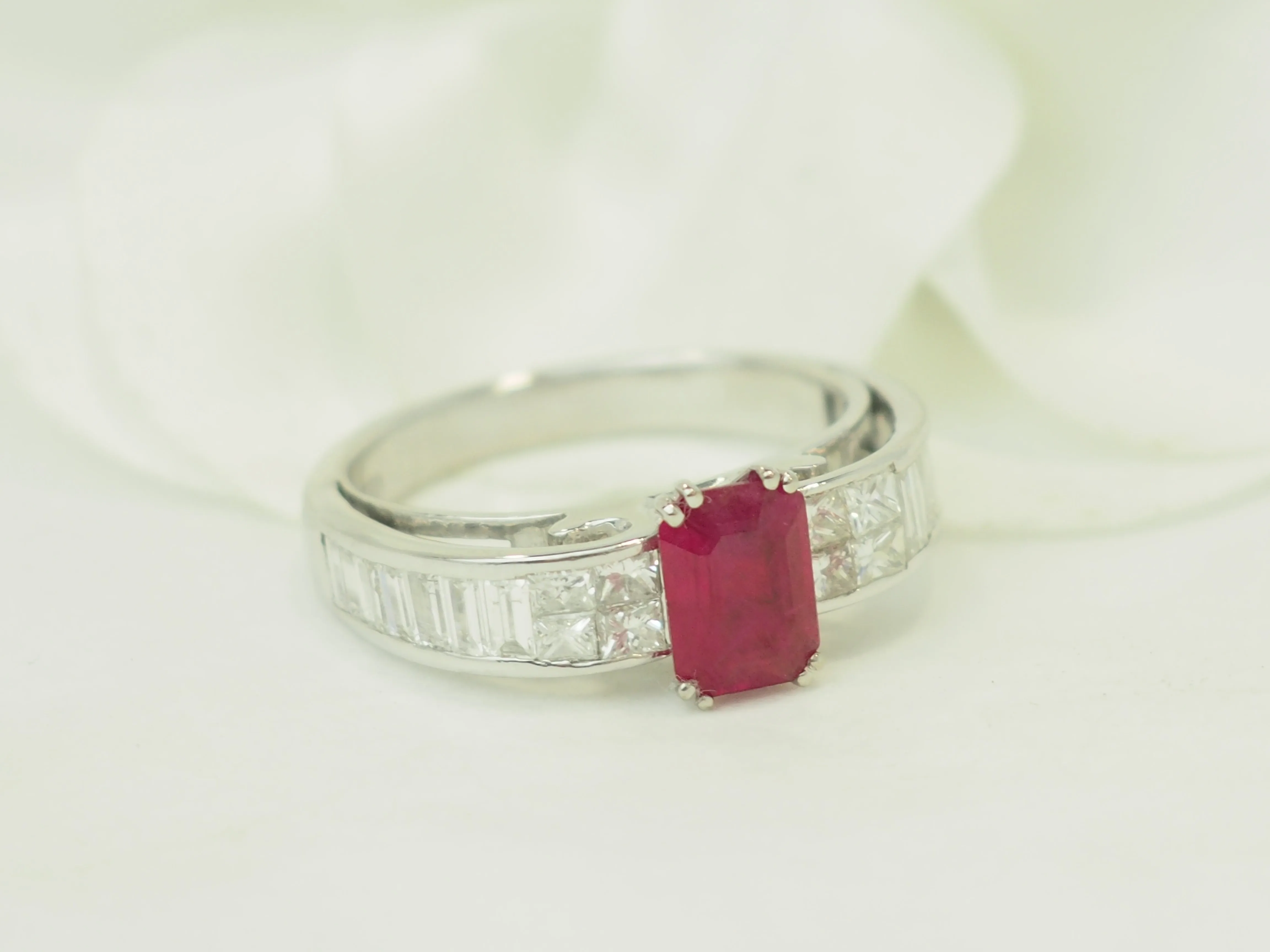 Bague en or blanc 18 carats avec rubis 1,30 ct et diamants 0,74 ct sold by 58 Facettes product image thumbnail 3