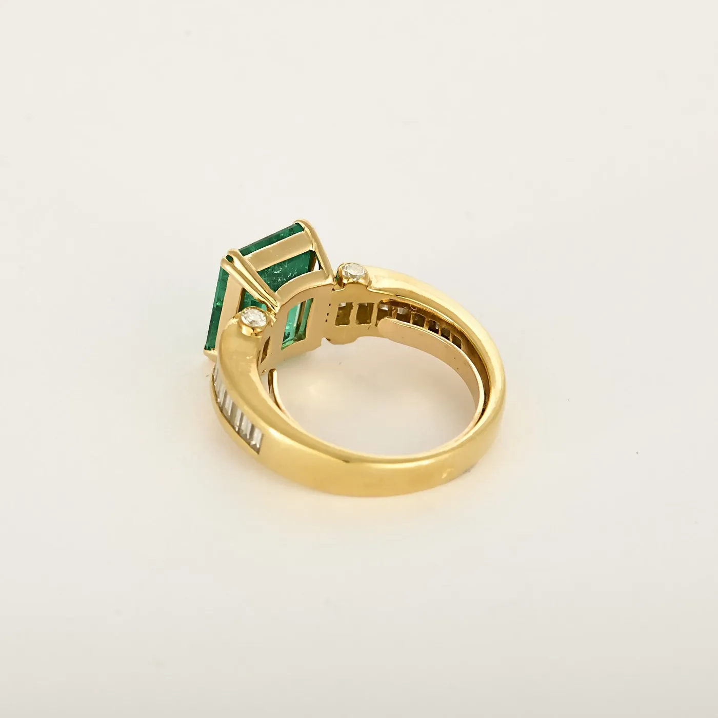 Bague en or jaune, émeraude rectangulaire 3.75 carat environ et diamants baguette sold by 58 Facettes product image thumbnail 5
