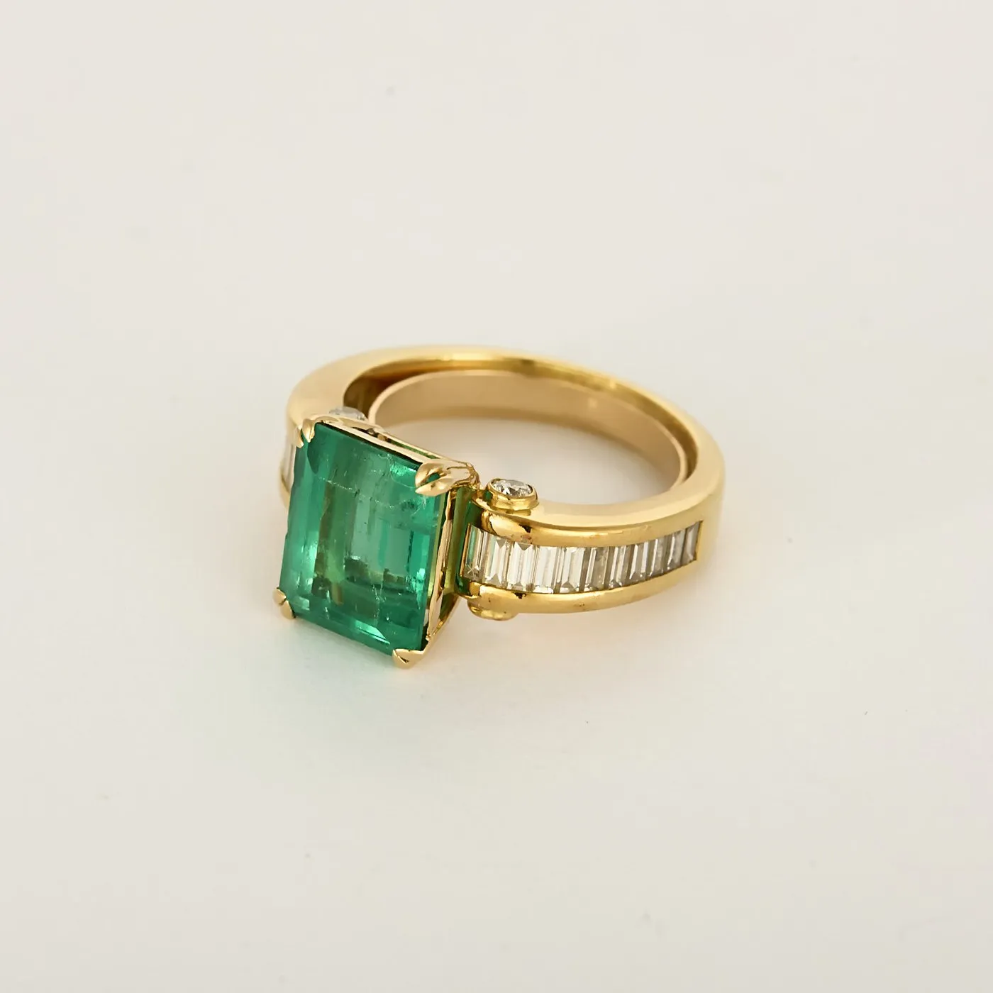 Bague en or jaune, émeraude rectangulaire 3.75 carat environ et diamants baguette sold by 58 Facettes product image thumbnail 3