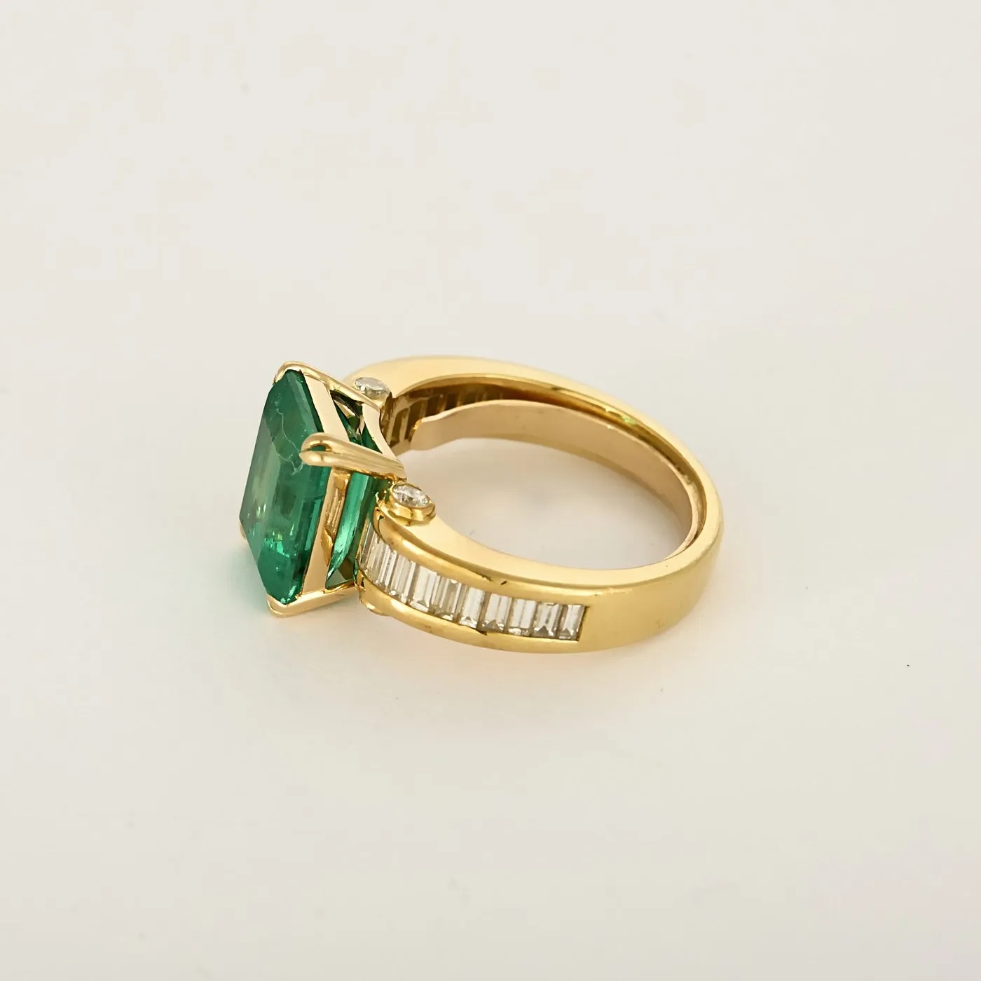 Bague en or jaune, émeraude rectangulaire 3.75 carat environ et diamants baguette sold by 58 Facettes product image thumbnail 4