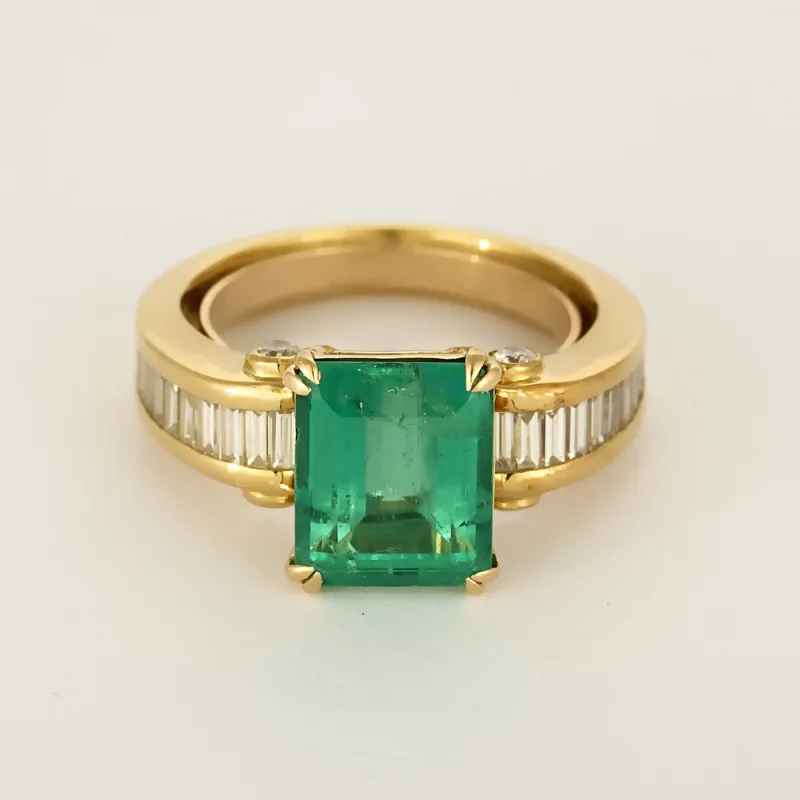 Bague en or jaune, émeraude rectangulaire 3.75 carat environ et diamants baguette made by 58 Facettes