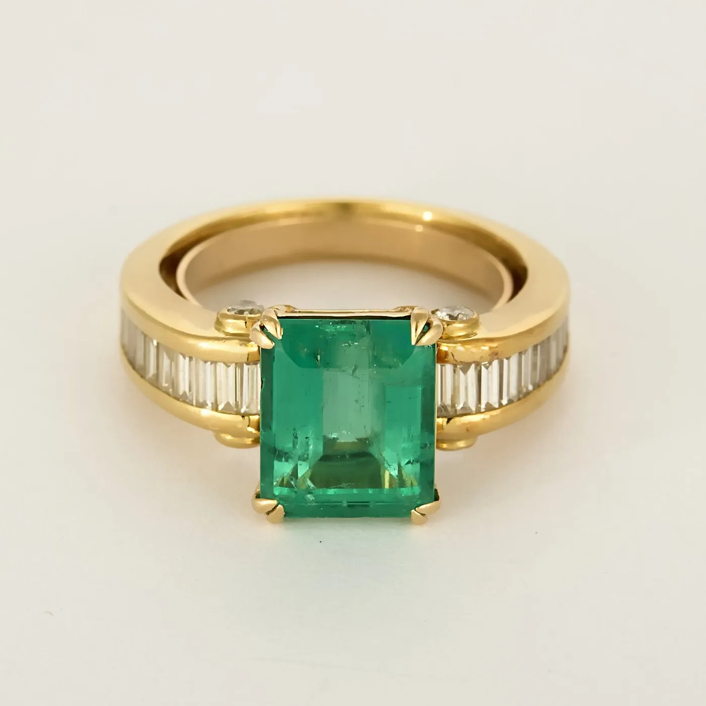 Bague en or jaune, émeraude rectangulaire 3.75 carat environ et diamants baguette sold by 58 Facettes