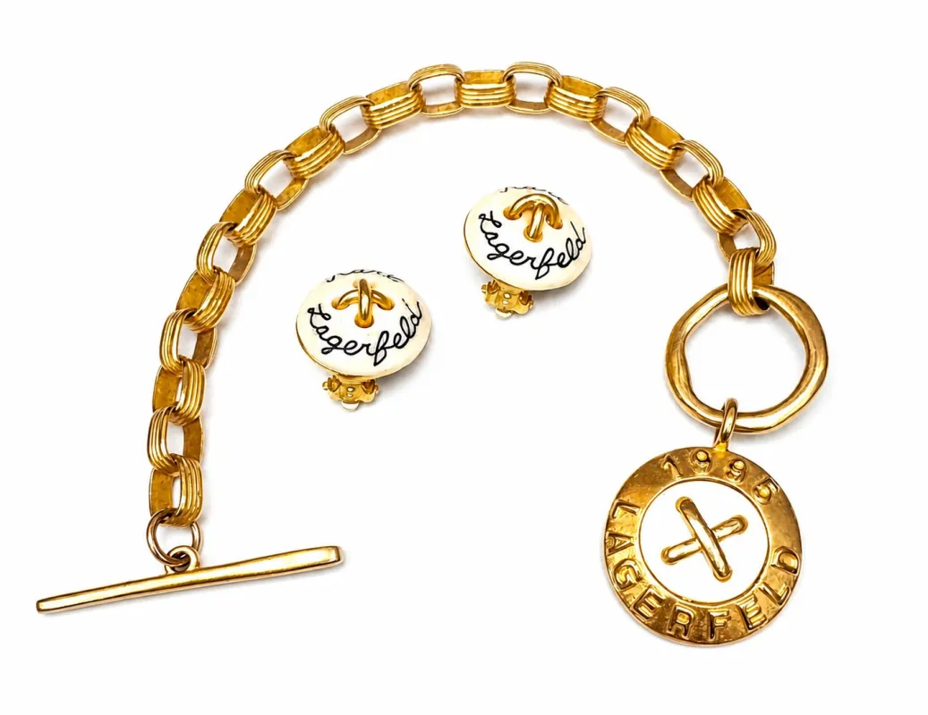 Karl Lagerfeld - Parure bracelet et boucles d’oreilles dorés et émail blanc made by 58 Facettes