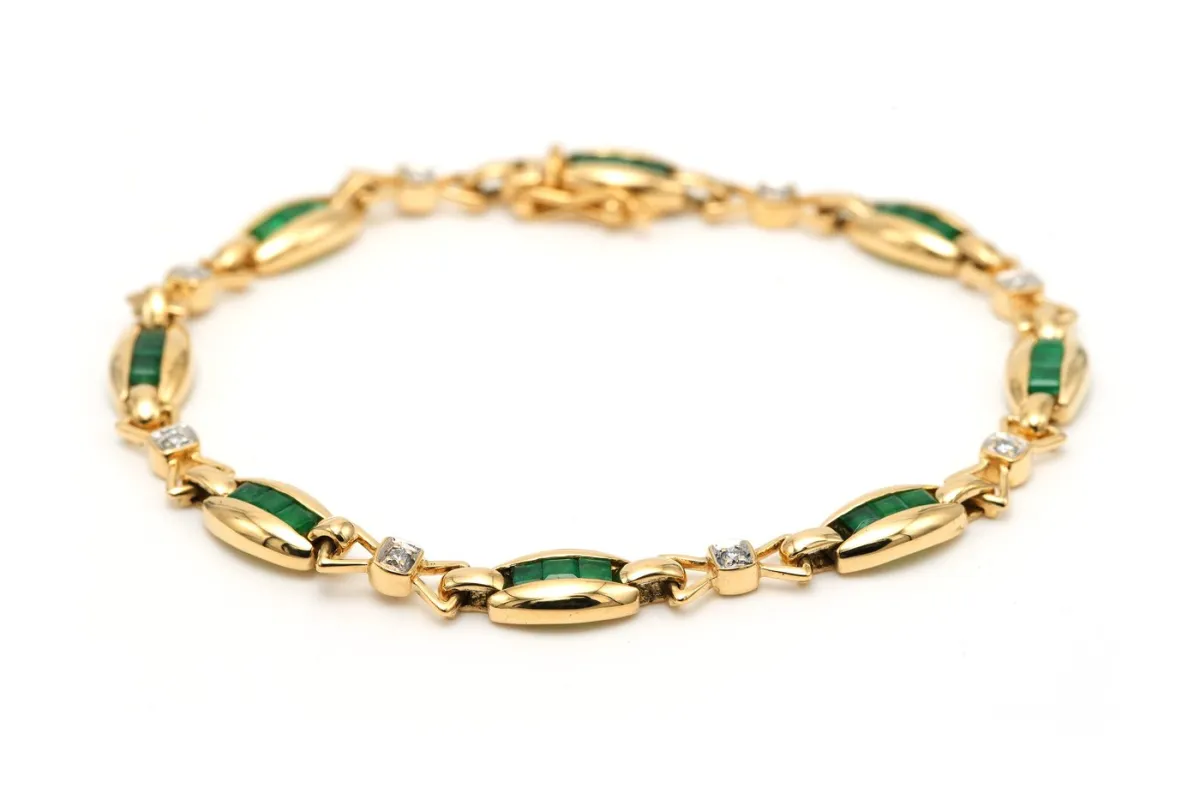 Bracelet contemporain en or jaune 18 carats serti d’émeraudes et diamants made by 58 Facettes