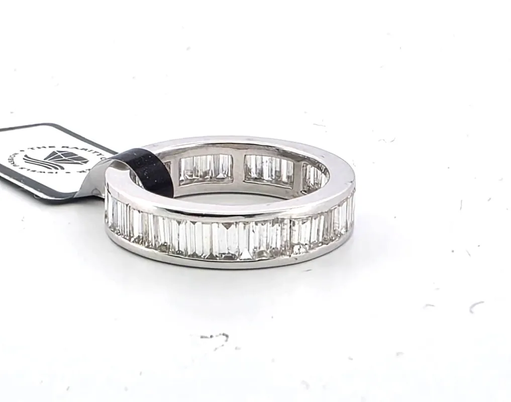 Bague éternité en or blanc avec diamants baguette made by 58 Facettes