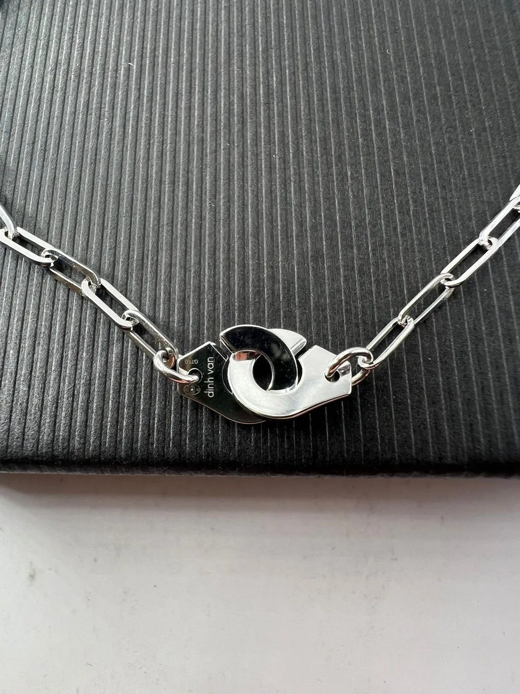 Dinh Van Menottes - Bracelet en or blanc 18 carats sold by 58 Facettes product image thumbnail 3