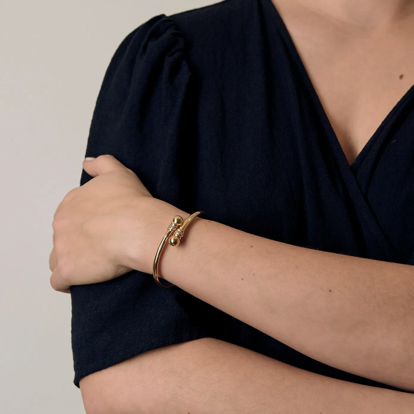 Bracelet jonc vintage croisé en or jaune 14k et diamants sold by 58 Facettes product image thumbnail 2
