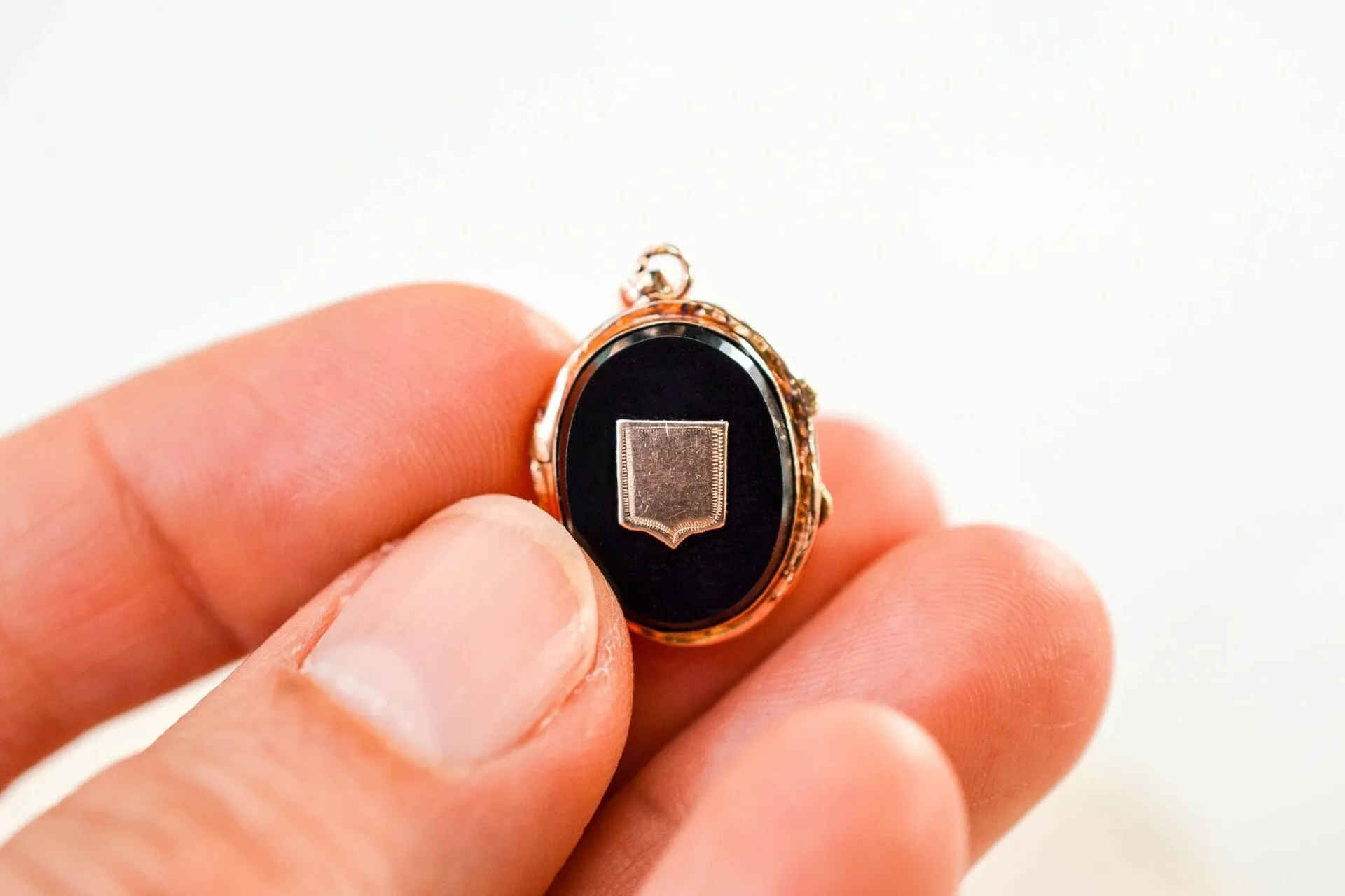 Médaillon - Pendentif ouvrant en or jaune 18 carats et onyx sold by 58 Facettes product image thumbnail 4