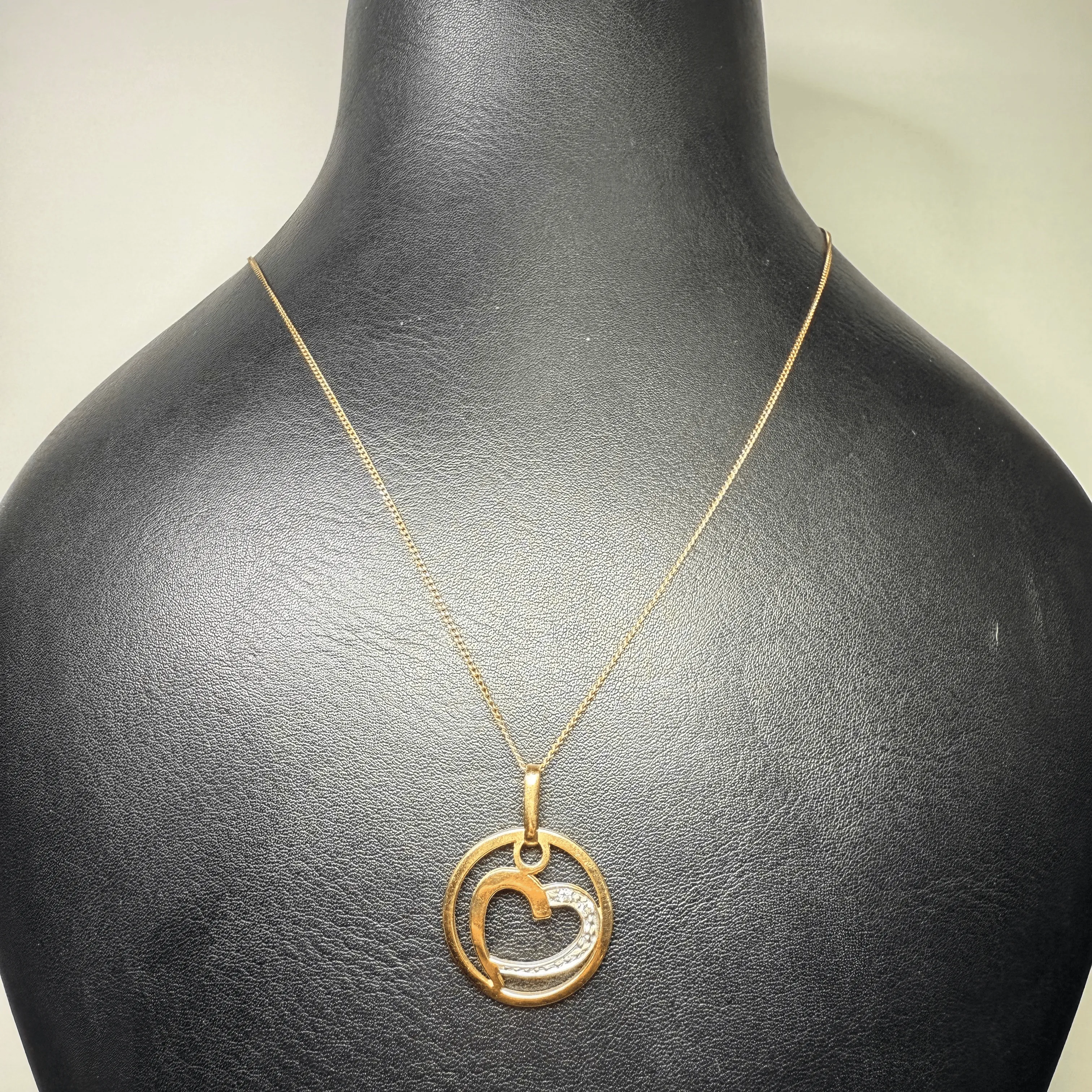 Pendentif cœur en or jaune 18 carats et pierres claires sold by 58 Facettes product image thumbnail 2