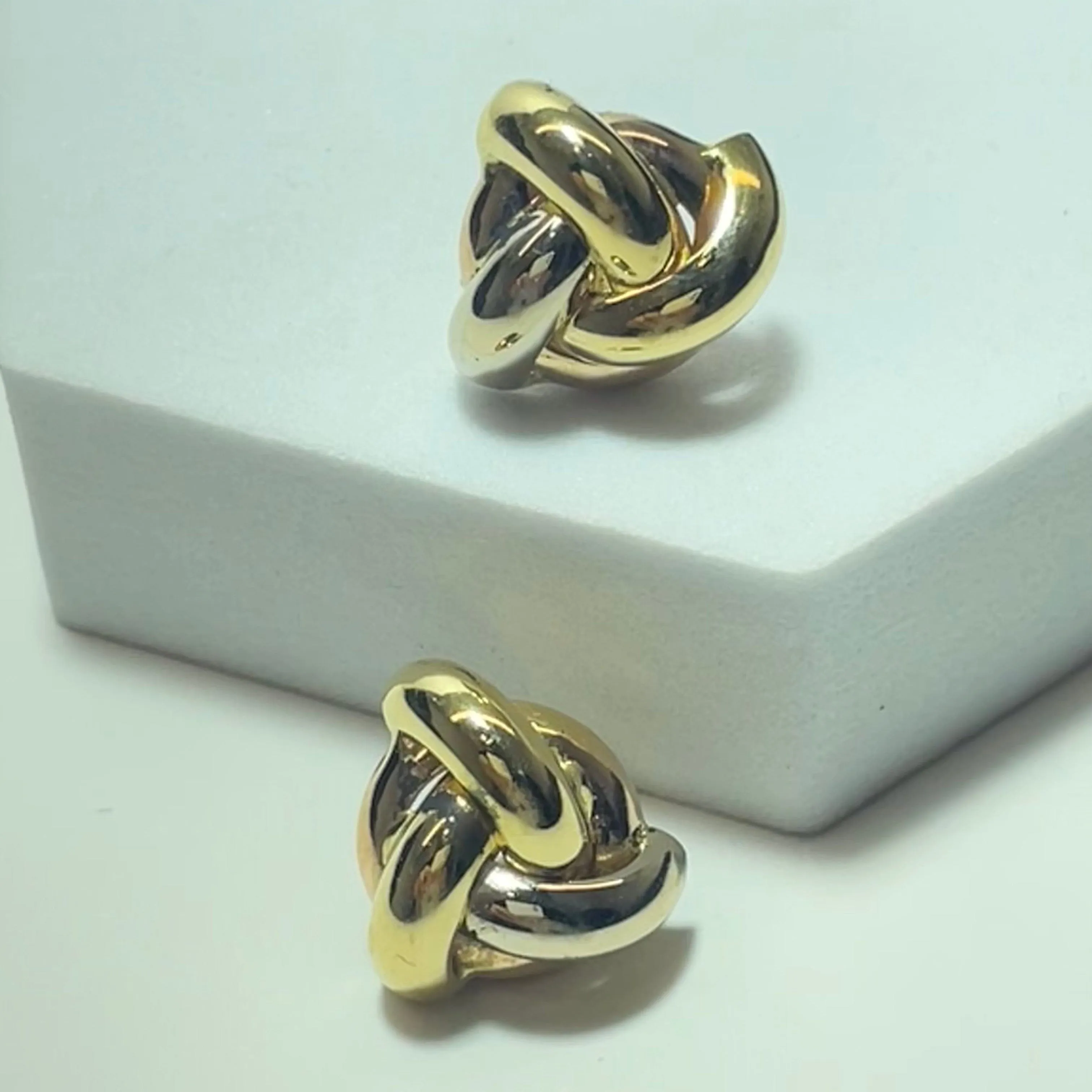 Boucles d'oreilles entrelacées en or jaune 18 carats sold by 58 Facettes product image thumbnail 2