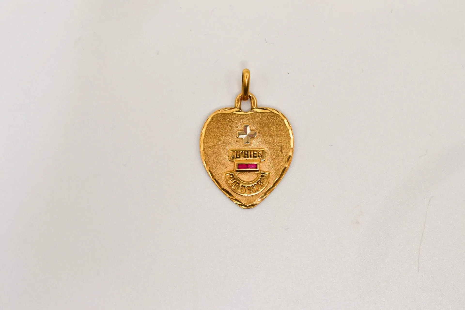 Augis - Médaille cœur en or jaune 18 carats et rubis sold by 58 Facettes