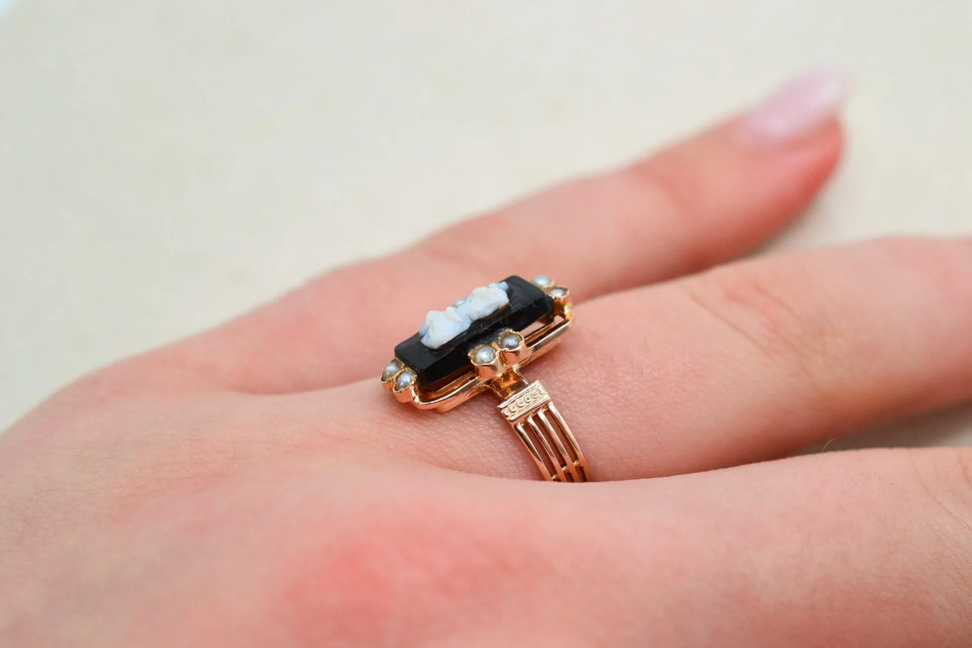 Bague camée en or rose 18 carats et perles sold by 58 Facettes product image thumbnail 2