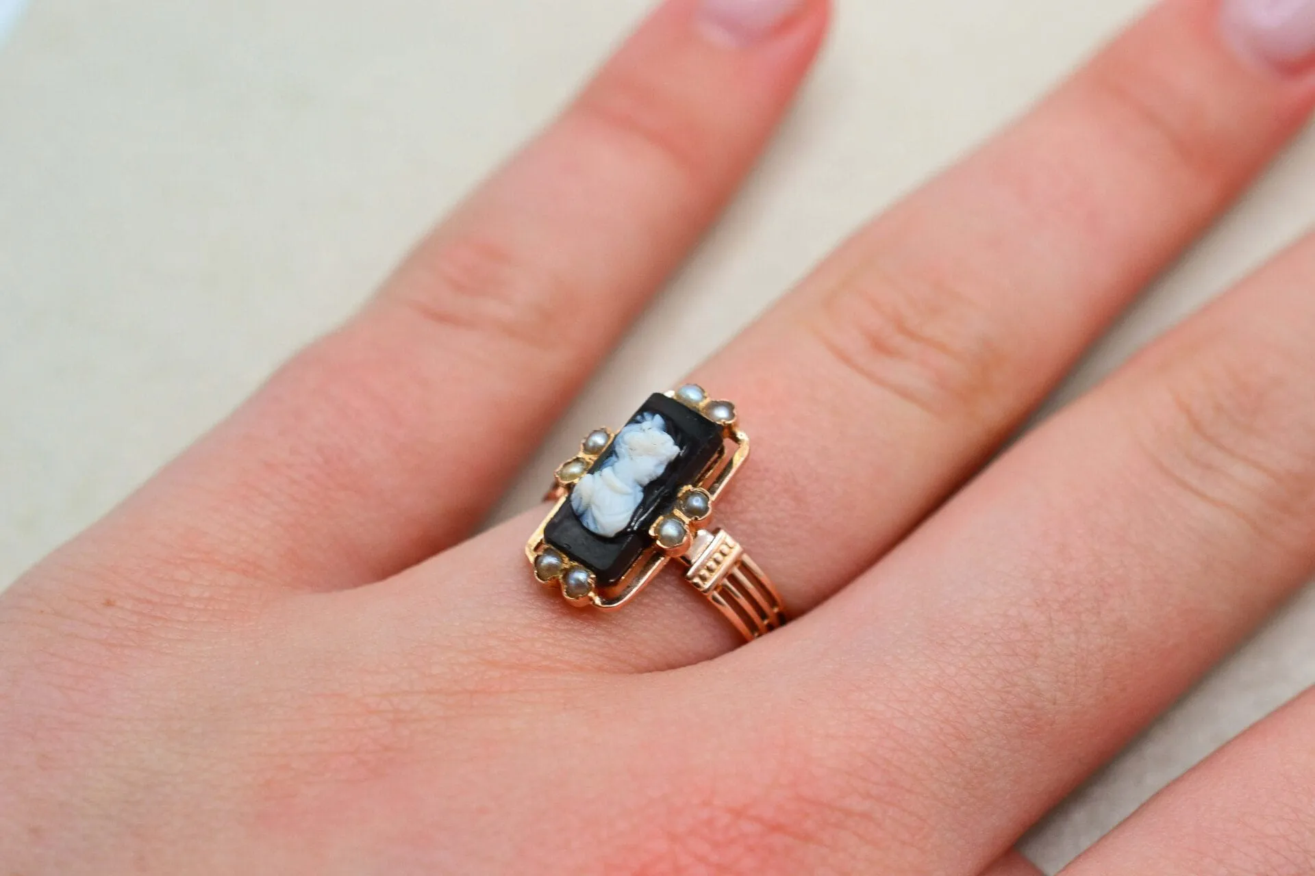 Bague camée en or rose 18 carats et perles sold by 58 Facettes product image thumbnail 3