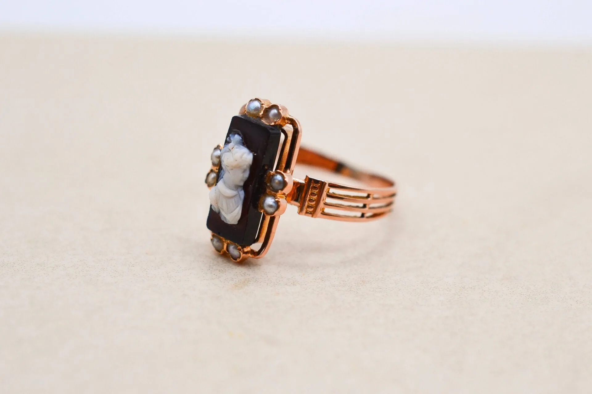 Bague camée en or rose 18 carats et perles sold by 58 Facettes product image thumbnail 4