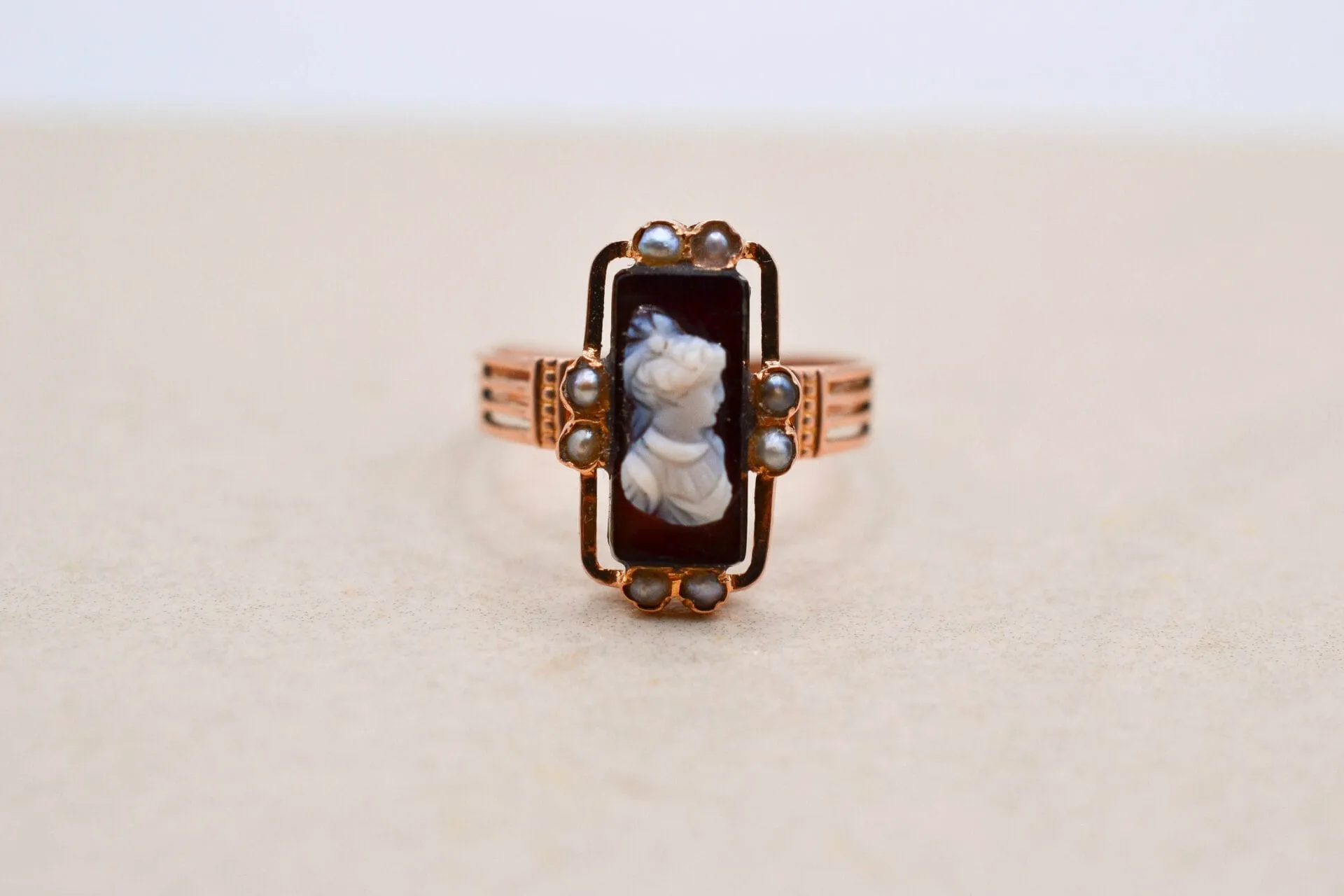 Bague camée en or rose 18 carats et perles sold by 58 Facettes