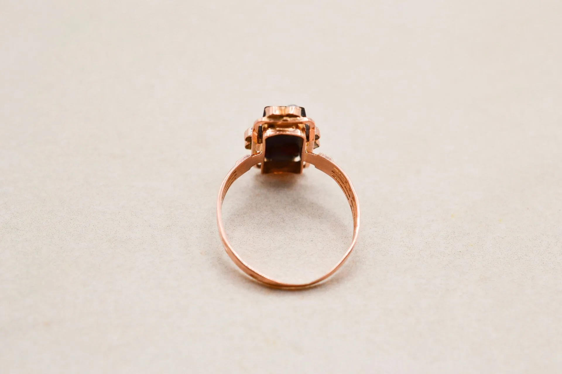 Bague camée en or rose 18 carats et perles sold by 58 Facettes product image thumbnail 5