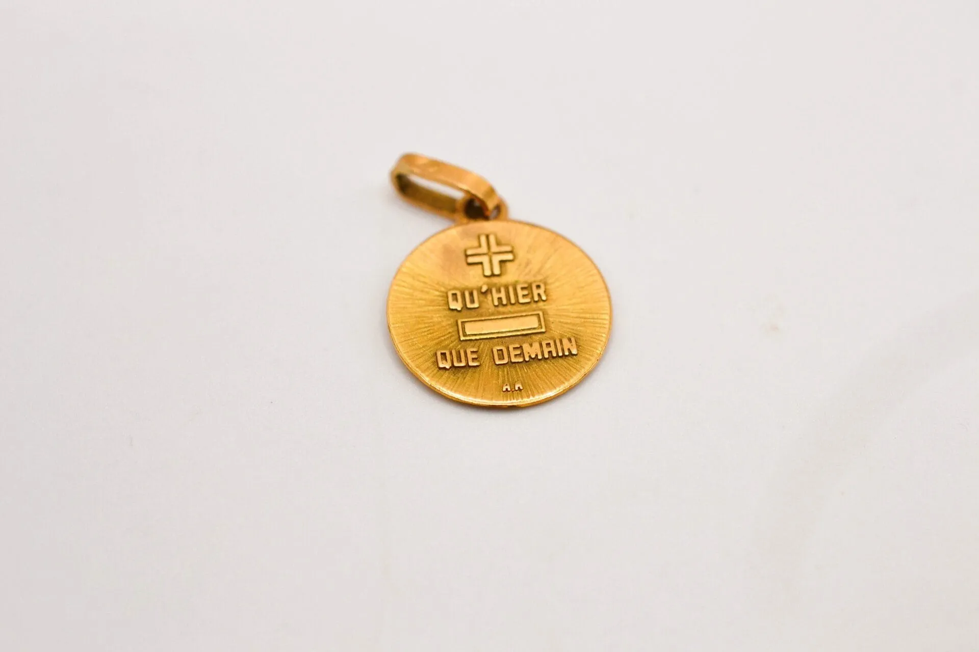 Augis - Médaille ronde en or jaune 18 carats sold by 58 Facettes product image thumbnail 2