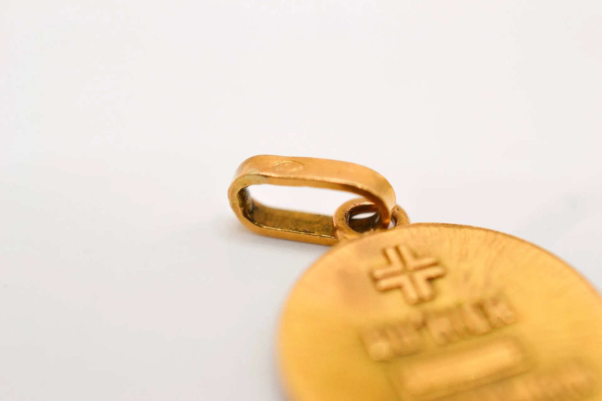 Augis - Médaille ronde en or jaune 18 carats sold by 58 Facettes product image thumbnail 4